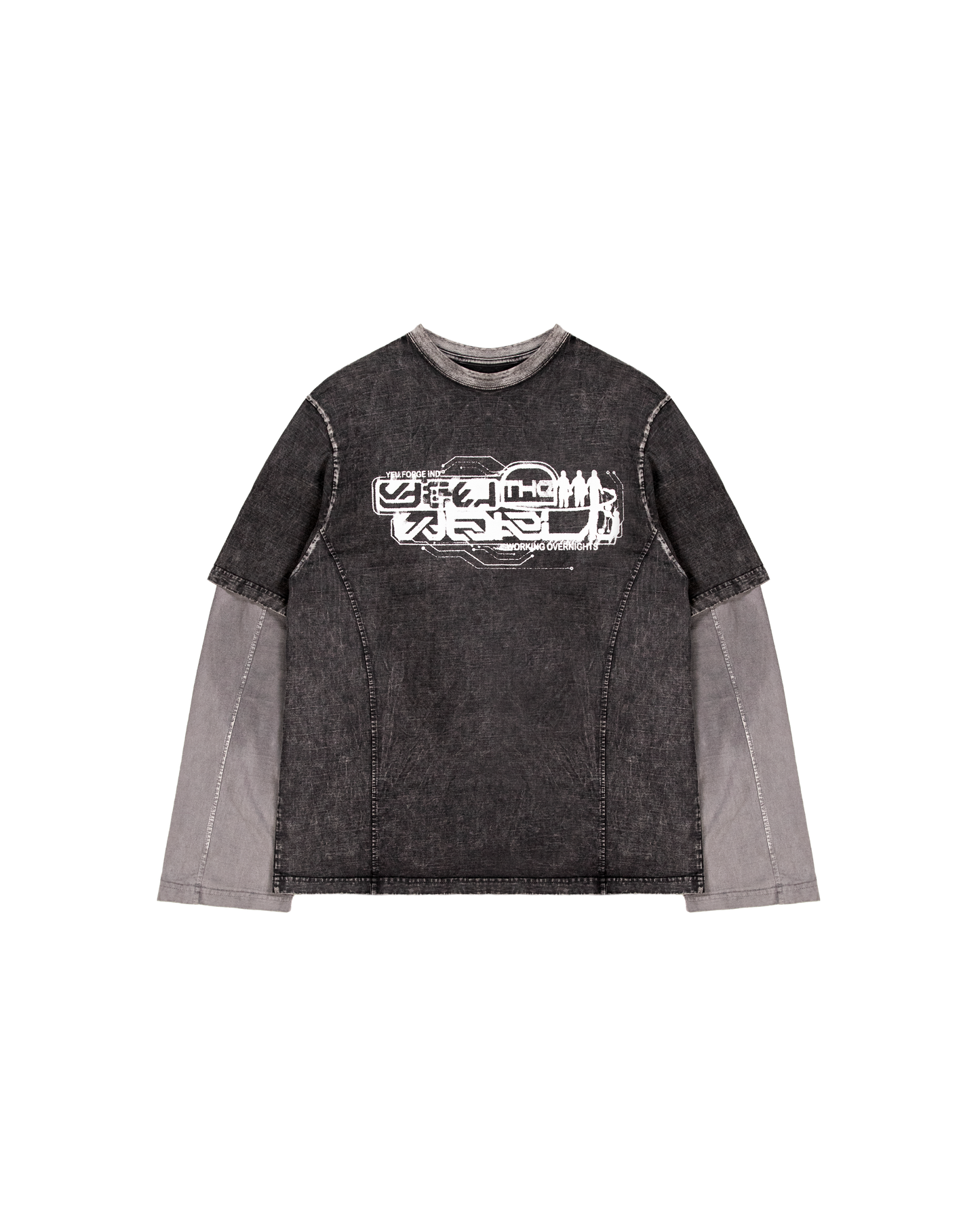 Freigestelltes Layering-Shirt in Schwarz mit kurzem Oversleeve-Design. Der Body ist aus verwaschenem schwarzem Stoff, während die langen Ärmel in einem helleren Grauton abgesetzt sind. Auf der Brust befindet sich ein großflächiger, weißer Frontprint mit technoidem Schriftzug „WORKING OVERNIGHT“.