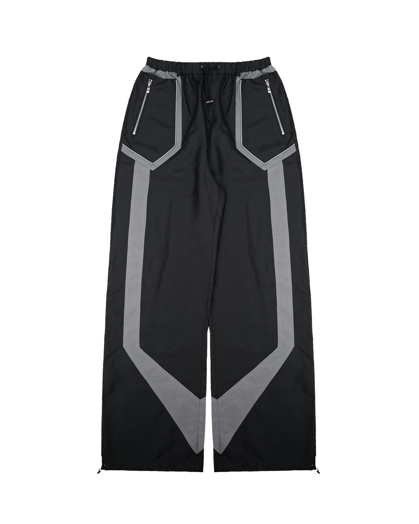 Schwarze, weit geschnittene Hose mit grauen geometrischen Einsätzen entlang der Beine. Der elastische Bund ist mit Tunnelzug ausgestattet. Zwei schräge Fronttaschen mit silbernen Reißverschlüssen und markanter Paspelierung runden das sportlich-technische Design ab.