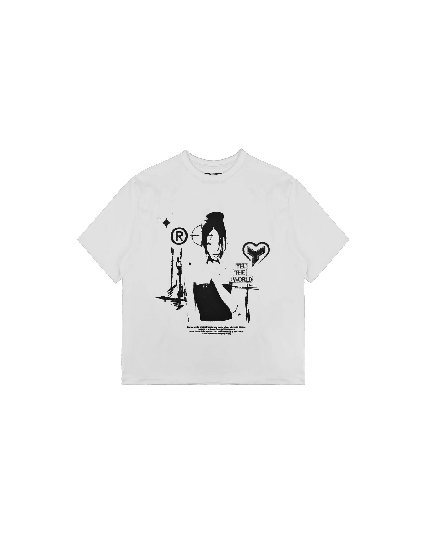 Freigestelltes weißes T-Shirt mit mittigem schwarzen Frontprint. Der Druck zeigt eine stilisierte Frau in Schwarz-Weiß-Optik, flankiert von grafischen Symbolen wie einem registrierten Markenzeichen, einem Herz mit „Y“-Symbol sowie dem Schriftzug „YEU THE WORLD“. Unterhalb der Illustration befindet sich ein erklärender Text in kleiner Schriftgröße.