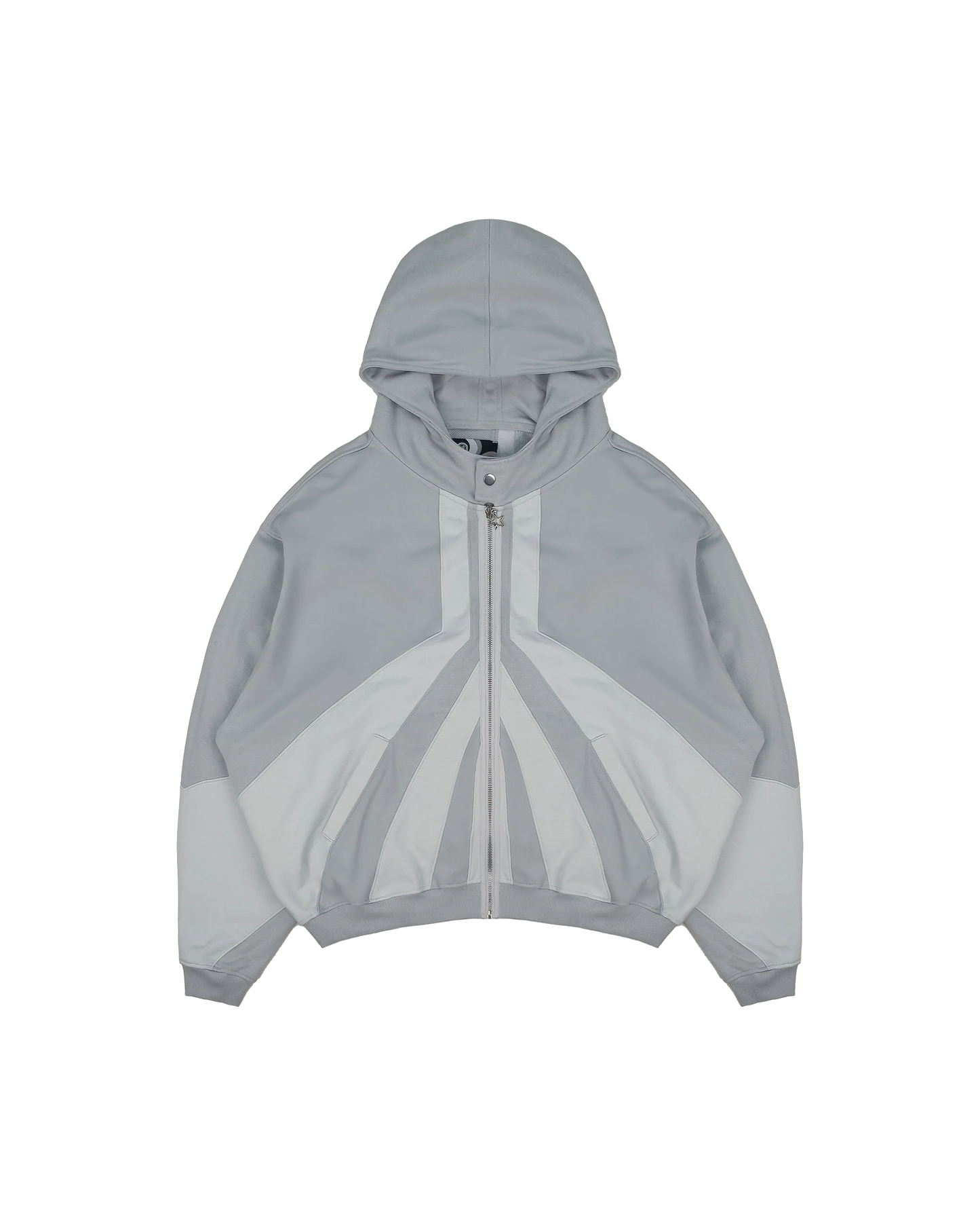 Hell grau Zip-Hoodie mit Kapuze, großflächigen dunkelgrauen Kontrasteinsätzen auf Brust und Ärmeln sowie auffälliger geometrischer Teilung auf der Vorderseite.