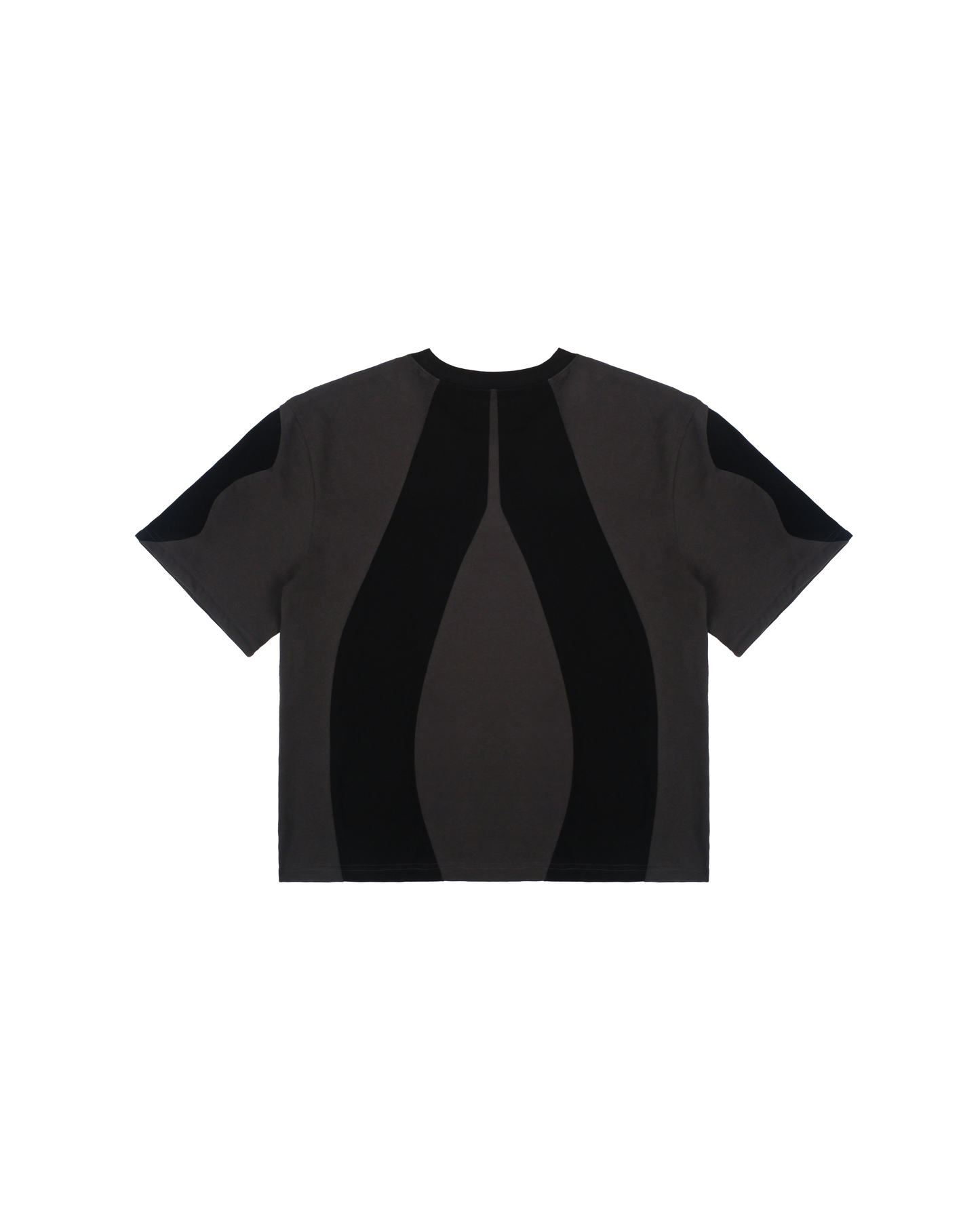 Freigestelltes schwarzes T-Shirt mit symmetrisch eingesetzten dunkelgrauen Stoffbahnen auf Rücken und Ärmeln. Die Panelstruktur betont die Körpermitte visuell durch vertikale Formlinien.
