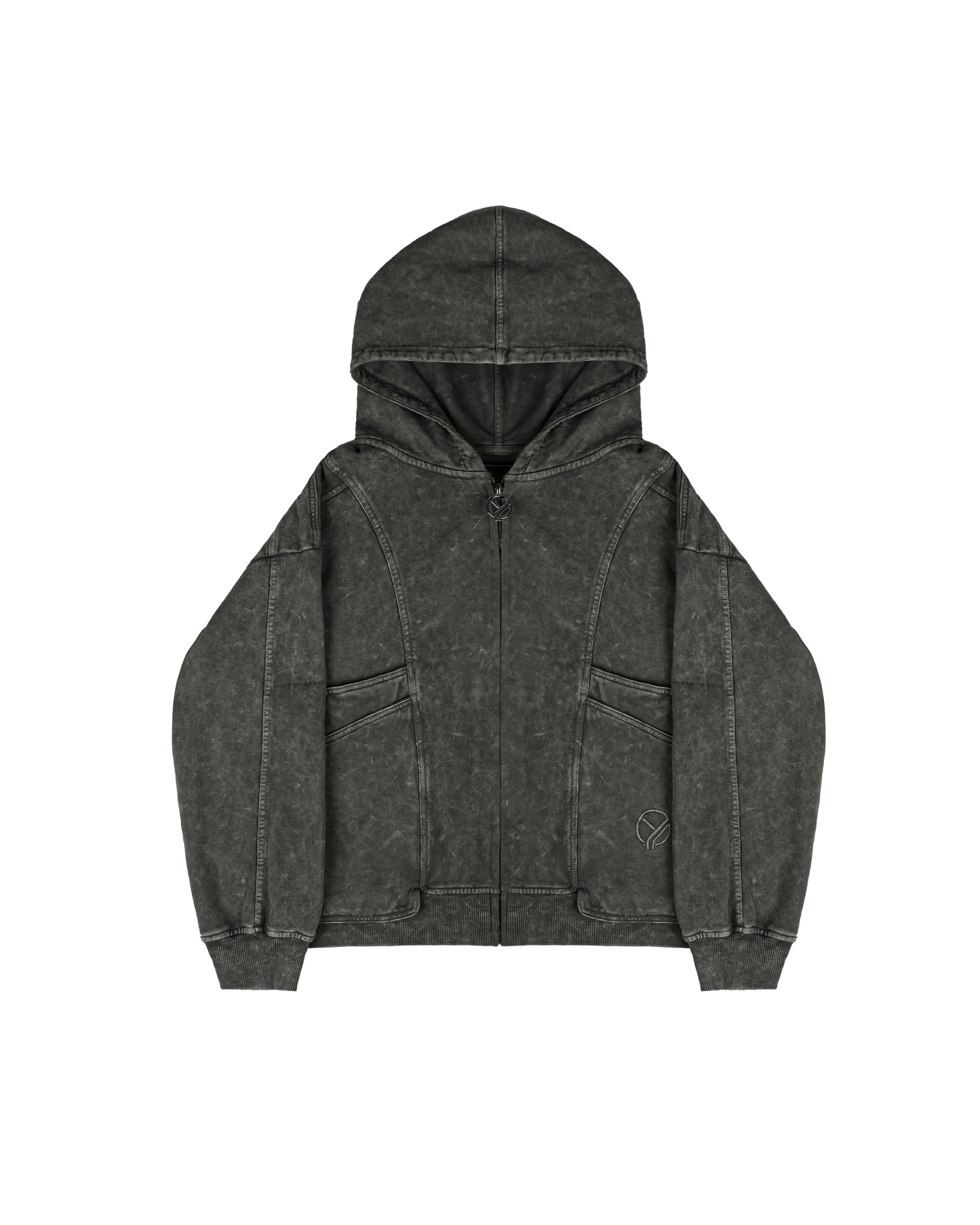 Vorderansicht eines grauen Zip-Hoodies mit Kapuze und auffälligem Washed-Look. Sichtbar sind zwei große, diagonal angesetzte Taschen sowie eine dezente Logo-Stickerei auf der rechten Tasche. Die Kapuze liegt flach an, der Zipper ist mittig geschlossen.