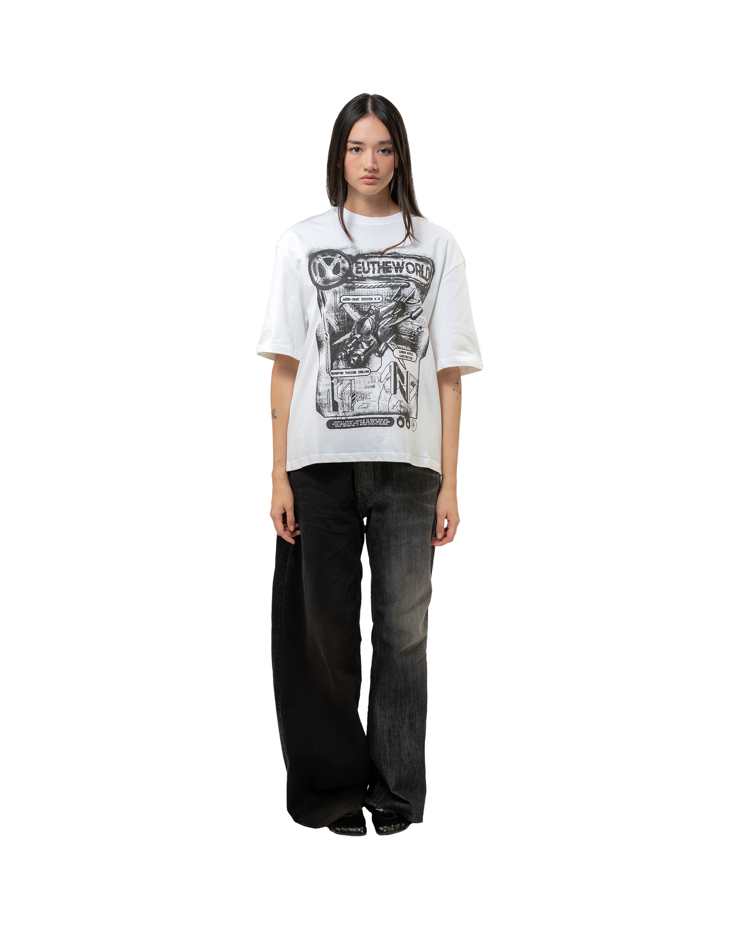 Weißes T-Shirt mit großem Sci-Fi-Print in Schwarz: Raumschiff mit textbasierten Beschriftungen und futuristischem Logo. Oversize-Passform, gerade fallend.