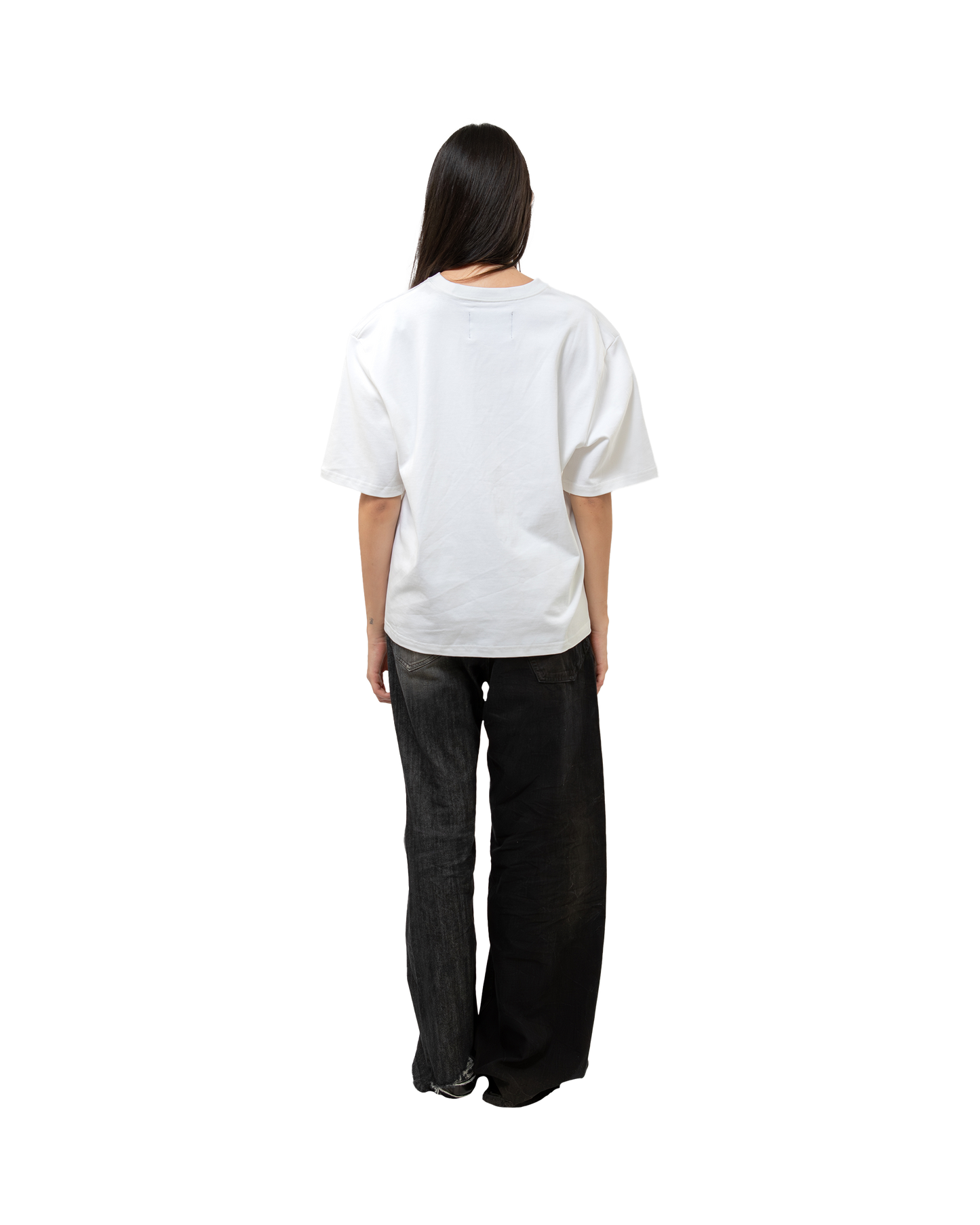 Rückansicht eines weißen T-Shirts ohne Aufdruck. Schlicht und locker geschnitten.