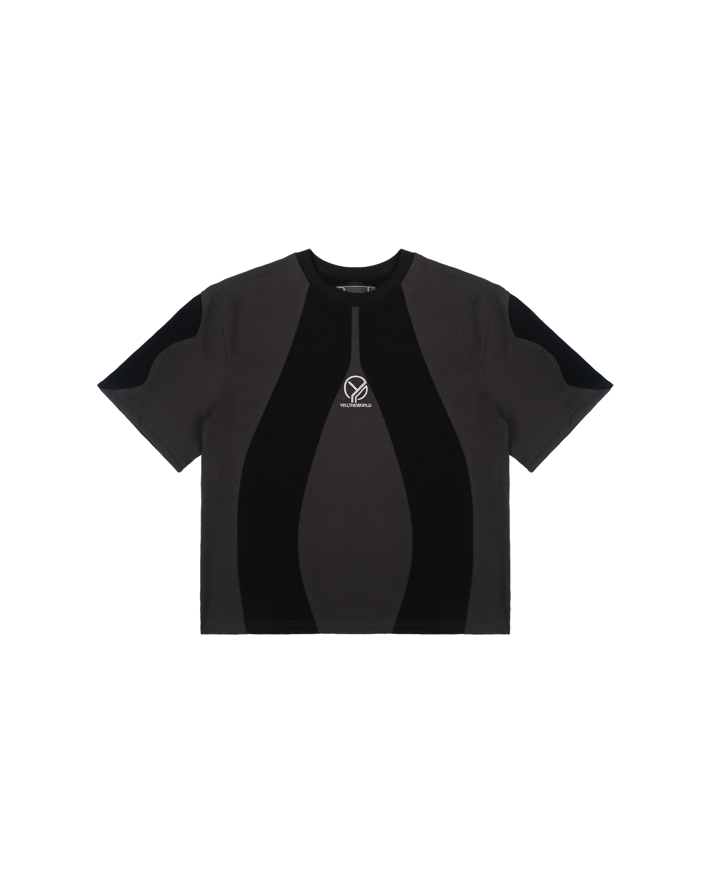 Freigestelltes schwarzes T-Shirt mit dunkler, grauer Panelstruktur. In der Mitte befindet sich eine weiße Stickerei des „YEU.THEWORLD“-Logos, eingebettet in ein zentriertes vertikales Designelement.