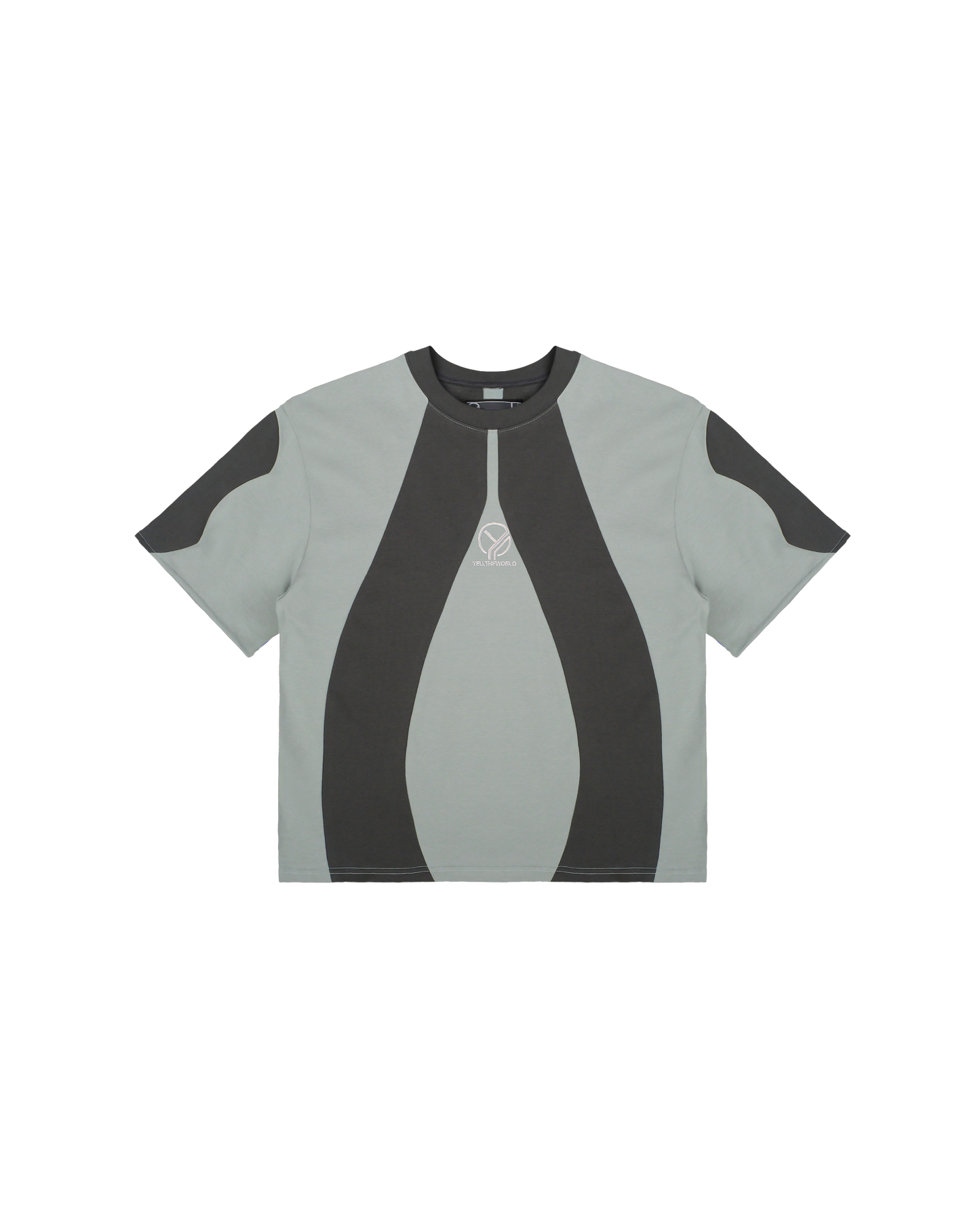 Freigestelltes T-Shirt mit bogenförmigen Farbflächen in Schwarz auf graugrünem Grund und zentral platzierter grauer Logo-Stickerei von „YEU.THEWORLD“.