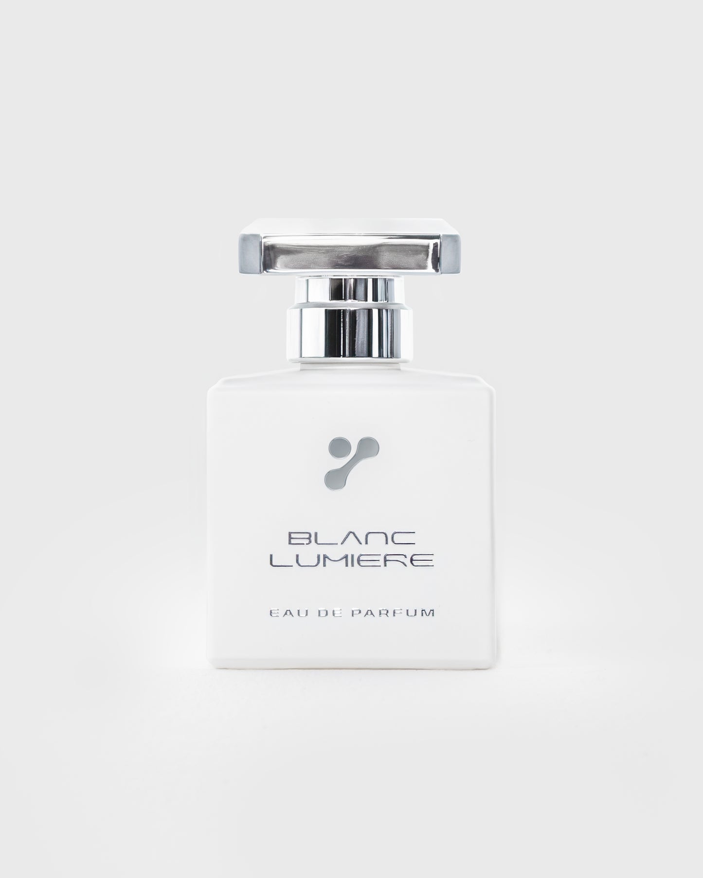 Frontansicht des weißen Parfumflakons mit Logo „BLANC LUMIERE – Eau de Parfum“, eckiger, silberner Deckel.