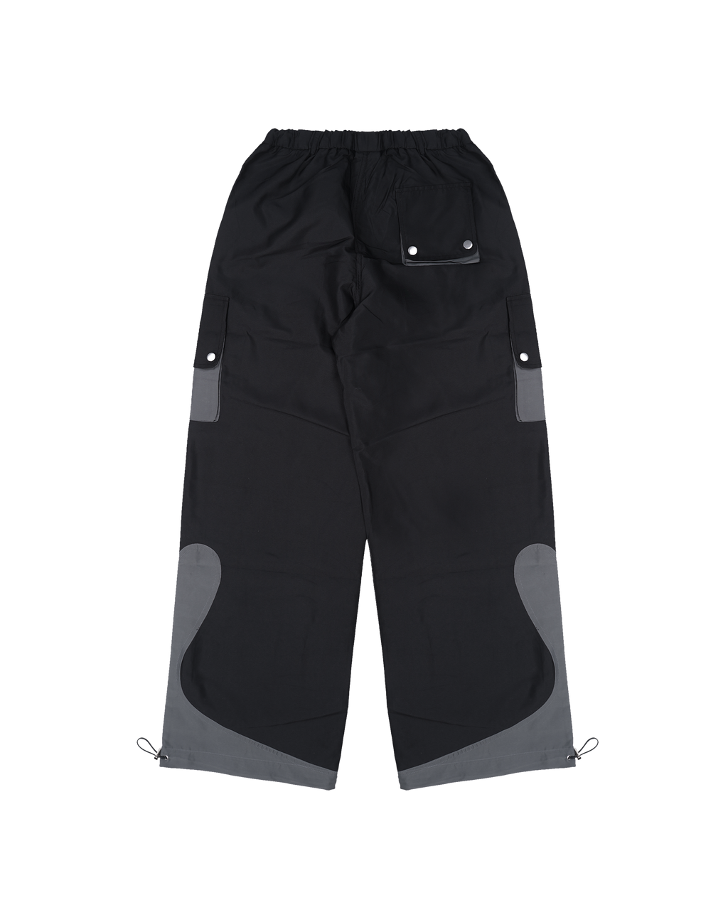 Rückansicht der schwarzen Cargo-Hose mit breitem Elastikbund. Auffällig sind zwei seitliche Cargotaschen mit grauen Klappen und Druckknöpfen sowie eine Gesäßtasche rechts. Die Beinabschlüsse zeigen geschwungene graue Einsätze und verstellbare Tunnelzüge mit Kordelstoppern.

