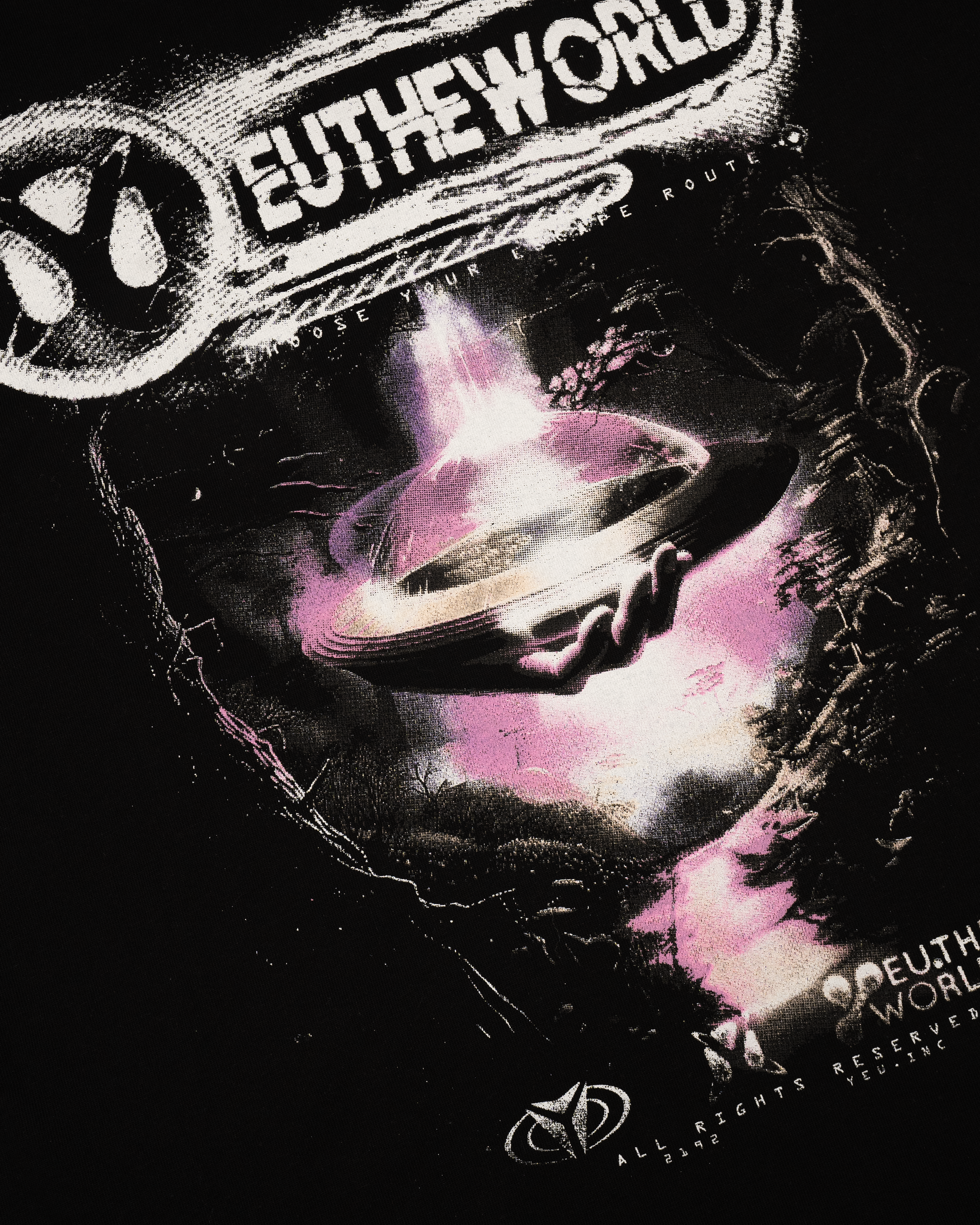 Detailaufnahme des Prints auf dem schwarzen T-Shirt. Zu sehen ist ein beleuchtetes, schwebendes UFO mit rosa Strahlen in einer dunklen Szene. Darüber der markante Schriftzug „EUTHEWORLD“ mit leicht verwischter Textur, darunter in kleiner Schrift „CHOOSE YOUR ESCAPE ROUTE“. Die Druckfarben sind kontrastreich in Weiß, Rosa und Schwarz.