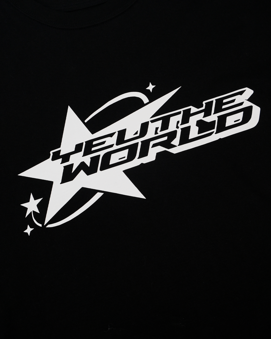 Nahaufnahme eines schwarzen T-Shirts mit weißem Frontprint. Das Motiv zeigt einen großen Stern, durchzogen vom Schriftzug „YEU THE WORLD“ in futuristischer Blockschrift. Um den Stern verlaufen drei kleine Sternsymbole und eine gebogene Linie, die an eine Flugbahn erinnert