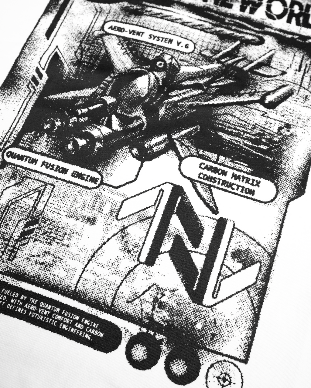 Nahaufnahme des Printdesigns: Gezeichnetes Raumschiff mit beschrifteten Zonen wie „AERO-VENT SYSTEM V.6“ oder „QUANTUM FUSION ENGINE“. Der Druck ist im Pointillismus-Stil mit schwarzer Tinte auf weißem Stoff ausgeführt.