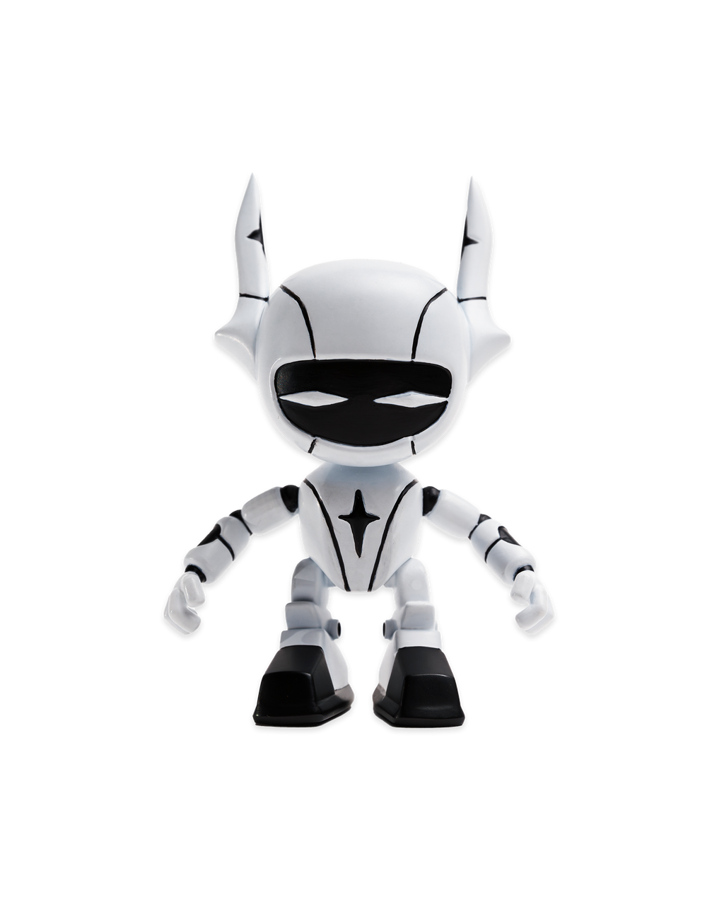 Eine kleine Sammelfigur in stilisiertem Roboterdesign, freigestellt auf weißem Hintergrund. Die Figur ist überwiegend weiß mit schwarzen Akzenten. Auffällig sind die spitzen, nach oben gerichteten „Ohren“ und die schwarze Gesichtsmaske mit schmalen Augenöffnungen. Auf der Brust befindet sich ein schwarzes Sternsymbol.