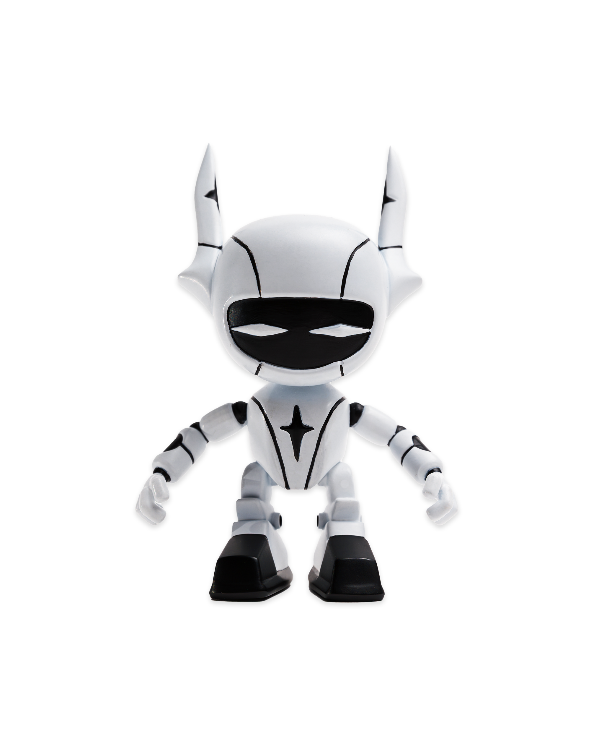 Eine kleine Sammelfigur in stilisiertem Roboterdesign, freigestellt auf weißem Hintergrund. Die Figur ist überwiegend weiß mit schwarzen Akzenten. Auffällig sind die spitzen, nach oben gerichteten „Ohren“ und die schwarze Gesichtsmaske mit schmalen Augenöffnungen. Auf der Brust befindet sich ein schwarzes Sternsymbol.