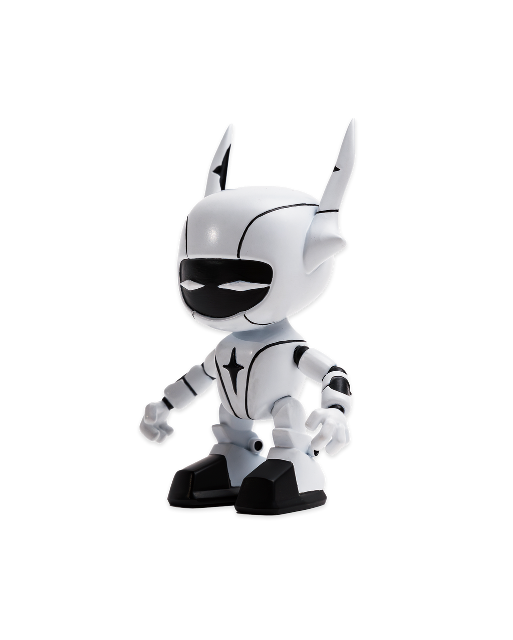 Die Roboterfigur in weiß und Schwarz wird im Profil gezeigt. Die Form der Hörner, die gebogene Armhaltung und die markanten schwarzen Linien auf dem Helm sind gut sichtbar. Die Figur steht mit leicht gespreizten Beinen und wirkt dynamisch.