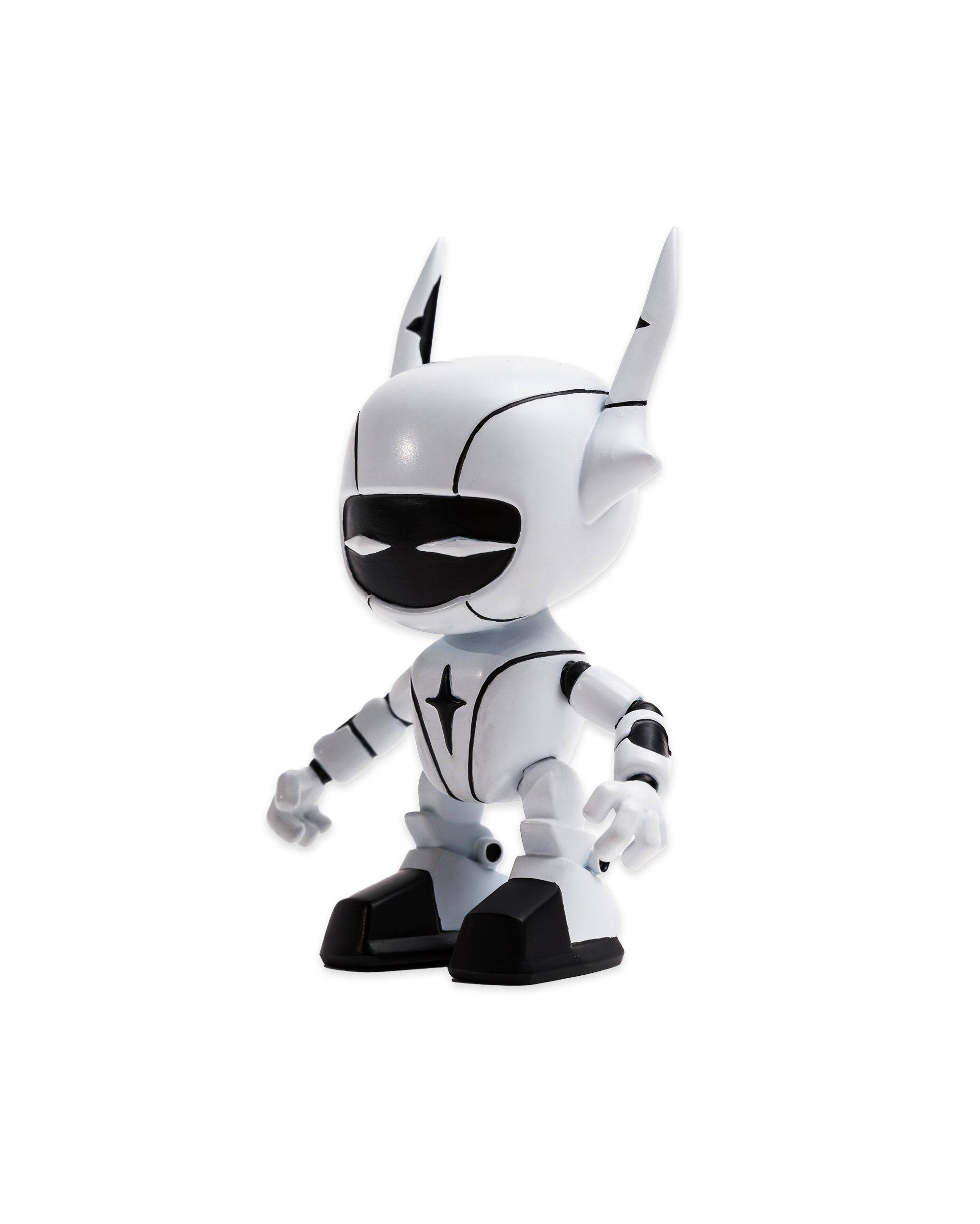 Die Roboterfigur in weiß und Schwarz wird im Profil gezeigt. Die Form der Hörner, die gebogene Armhaltung und die markanten schwarzen Linien auf dem Helm sind gut sichtbar. Die Figur steht mit leicht gespreizten Beinen und wirkt dynamisch.