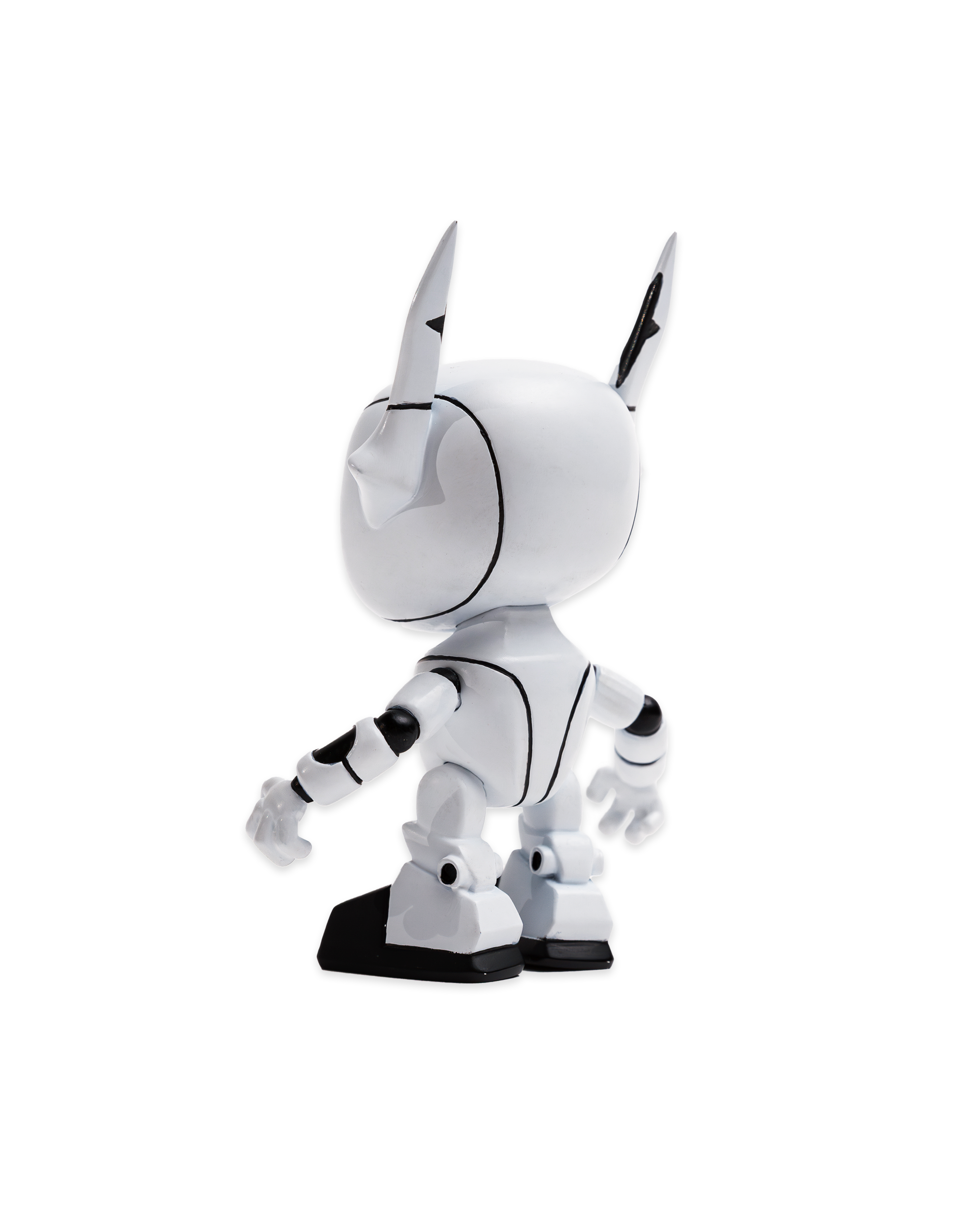 Ansicht der Rückseite der Figur auf weißem Hintergrund. Der Kopf ist glatt und rund mit markanten schwarzen Linien, die die Form betonen. Arme und Beine zeigen technische Gelenke, die den Roboterlook verstärken.