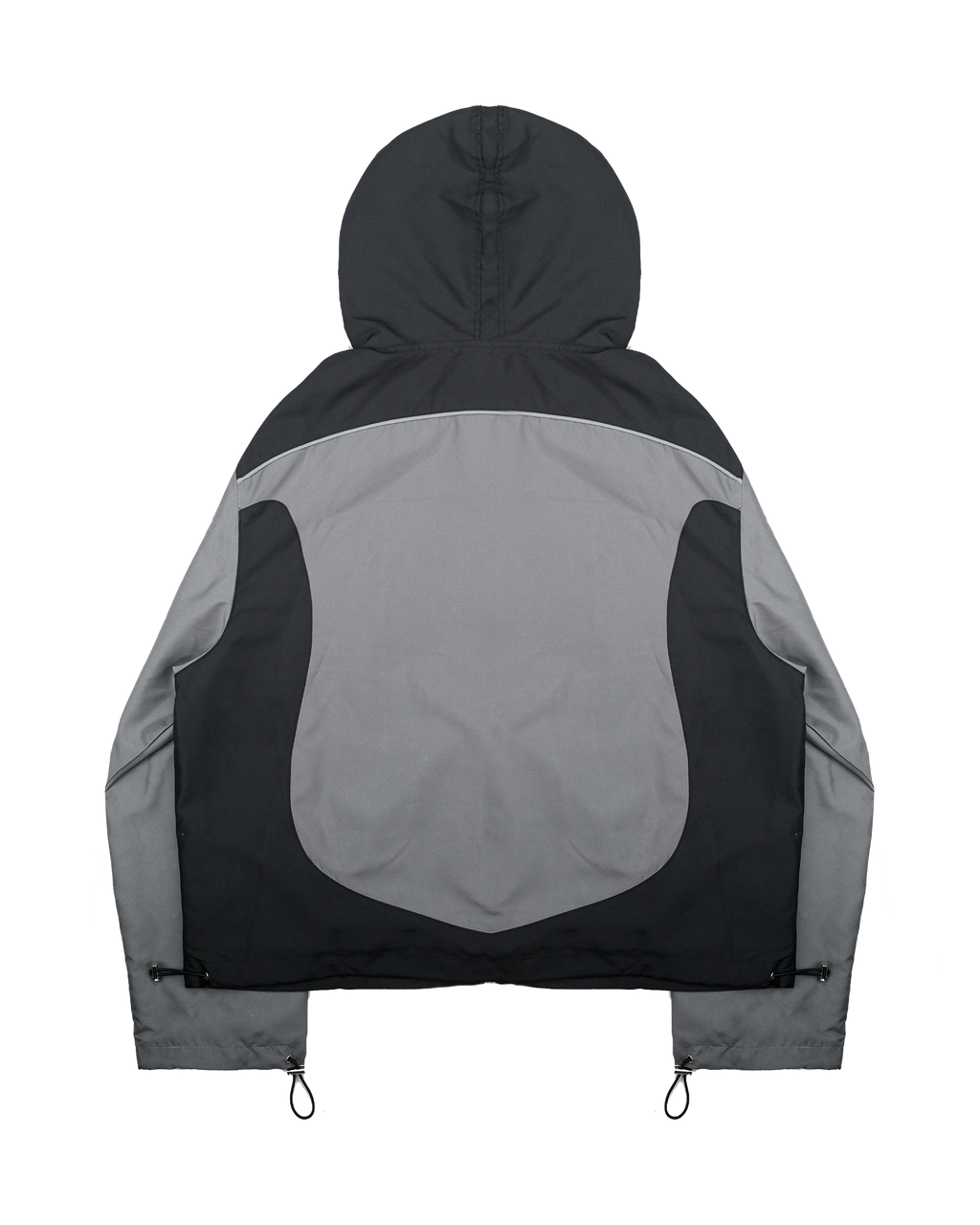 Freigestellte Rückseite der Jacke. Dominant ist ein großer, hellgrauer Stoffeinsatz in Tropfenform auf schwarzem Grund. Die Kapuze ist ebenfalls schwarz, der Saum verfügt über seitliche Kordelzüge.

