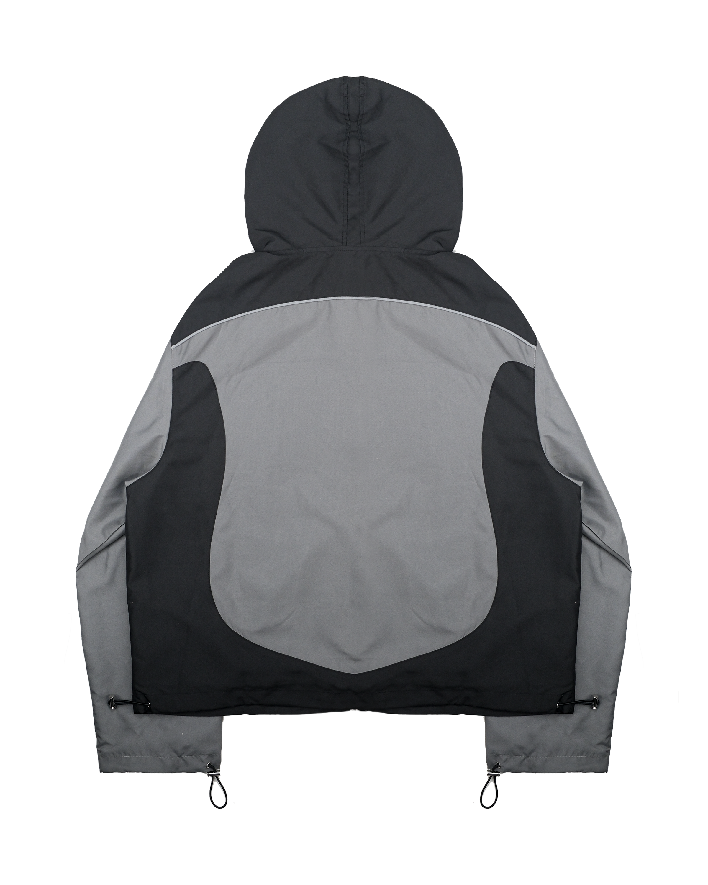 Freigestellte Rückseite der Jacke. Dominant ist ein großer, hellgrauer Stoffeinsatz in Tropfenform auf schwarzem Grund. Die Kapuze ist ebenfalls schwarz, der Saum verfügt über seitliche Kordelzüge.

