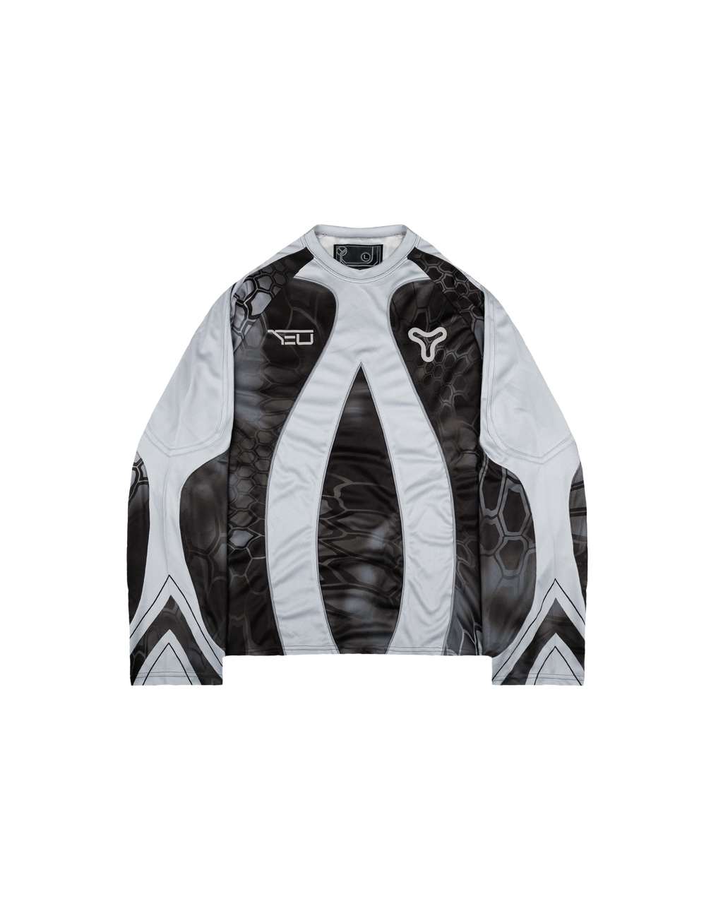 Langärmliges Jersey in Weiß und Schwarz mit geometrischem Wellenmuster. Die Vorderseite ist mit grafischen Panel-Elementen in geschwungener Form gestaltet. Links steht „YEU“, rechts ein abstraktes, dreigeteiltes Logo.