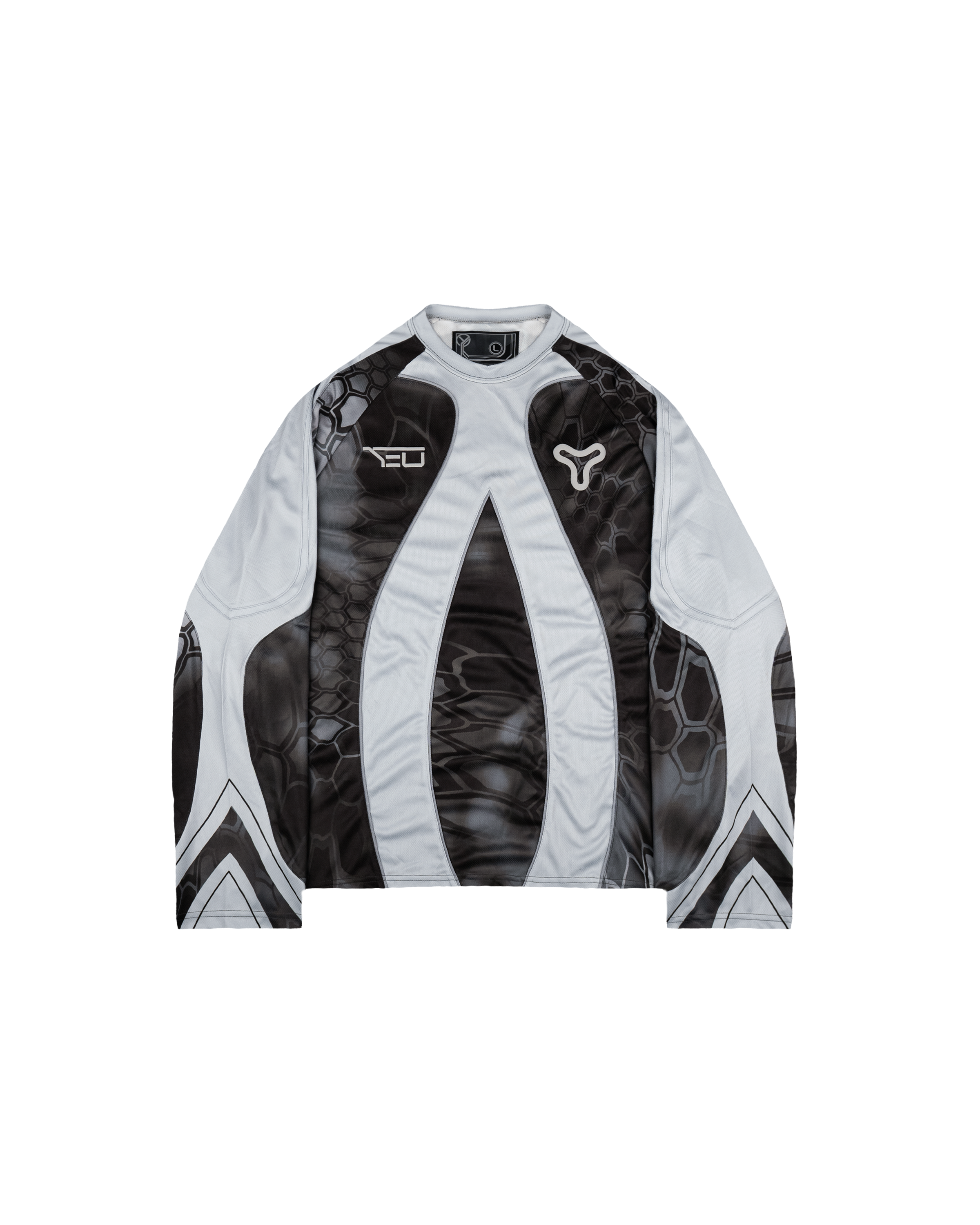 Langärmliges Jersey in Weiß und Schwarz mit geometrischem Wellenmuster. Die Vorderseite ist mit grafischen Panel-Elementen in geschwungener Form gestaltet. Links steht „YEU“, rechts ein abstraktes, dreigeteiltes Logo.