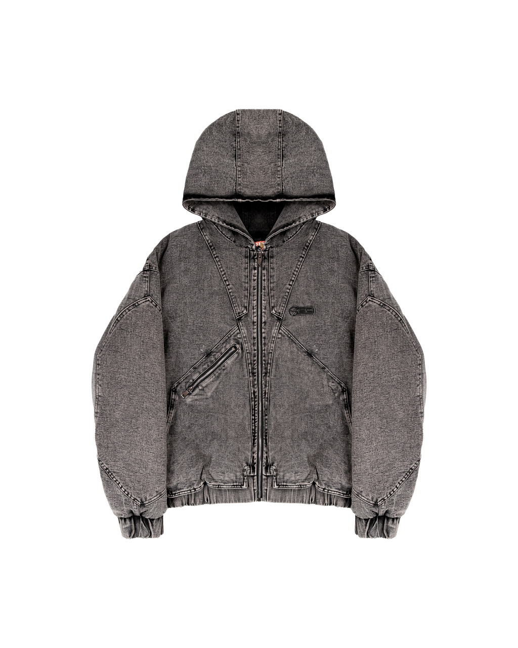 Freigestelltes Bild einer hellgrauen Jeansjacke mit Kapuze. Die Jacke besteht aus robustem Denim, zeigt eine verwaschene Optik und ist mit zwei seitlichen Reißverschlusstaschen sowie sichtbaren Teilungsnähten versehen. Die Kapuze ist groß und durchgängig mit groben Nähten betont, die Bündchen an Ärmeln und Saum sind elastisch. Auf der linken Brust befindet sich ein gummiertes Logopatch.