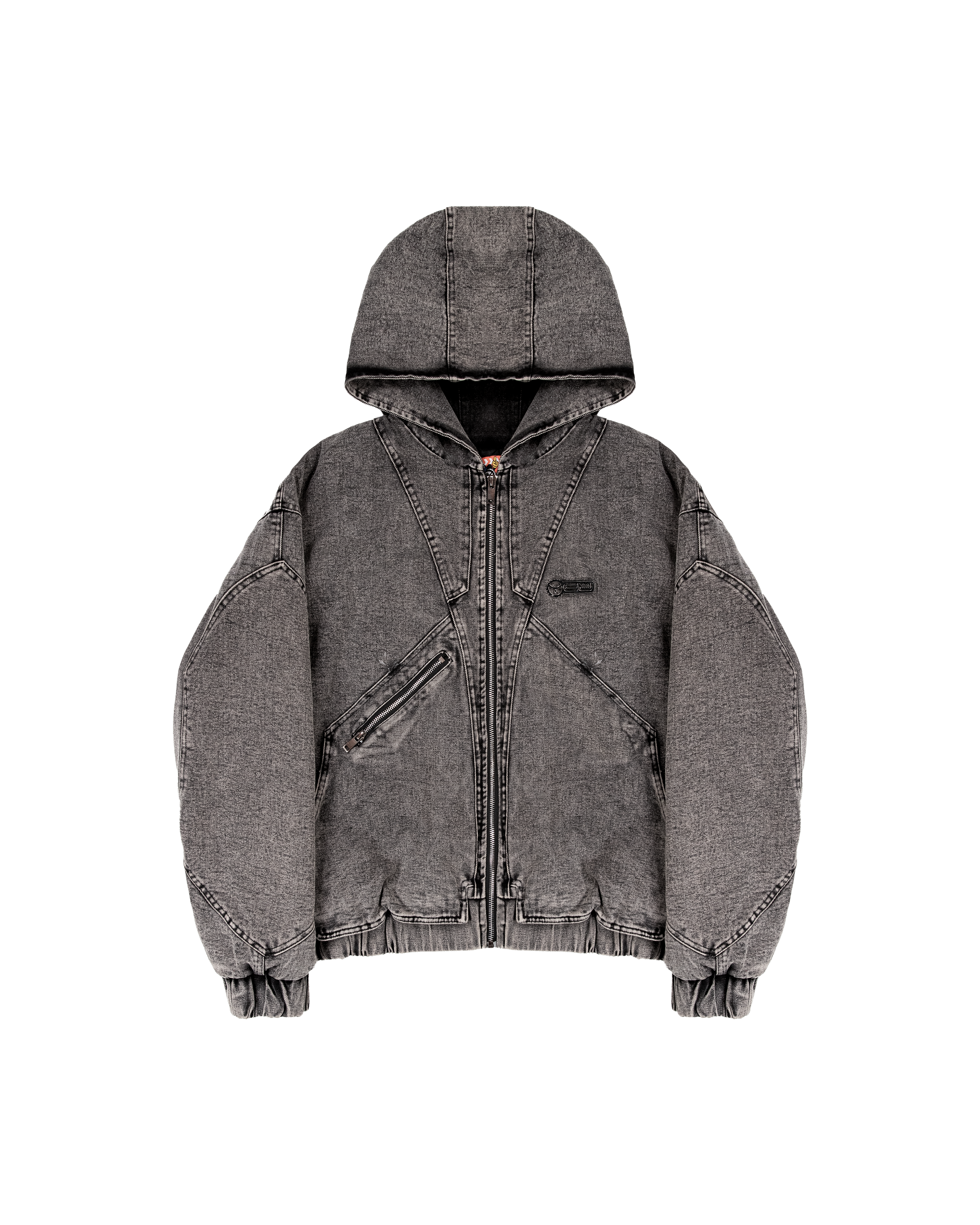 Freigestelltes Bild einer hellgrauen Jeansjacke mit Kapuze. Die Jacke besteht aus robustem Denim, zeigt eine verwaschene Optik und ist mit zwei seitlichen Reißverschlusstaschen sowie sichtbaren Teilungsnähten versehen. Die Kapuze ist groß und durchgängig mit groben Nähten betont, die Bündchen an Ärmeln und Saum sind elastisch. Auf der linken Brust befindet sich ein gummiertes Logopatch.