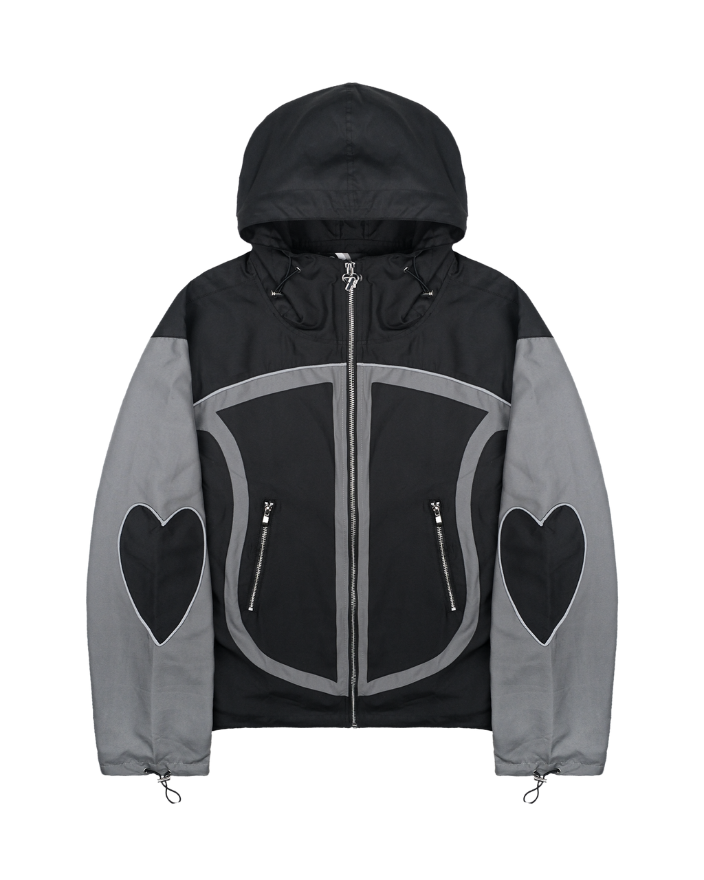 Freigestellte Front der Jacke mit symmetrischen grauen Einsätzen und zwei Reißverschlusstaschen. Auf beiden Ärmeln ist je ein appliziertes, schwarzes Herz mit grauer Umrandung sichtbar. Der Reißverschluss ist mittig und endet am hohen Kragen mit Kapuze.