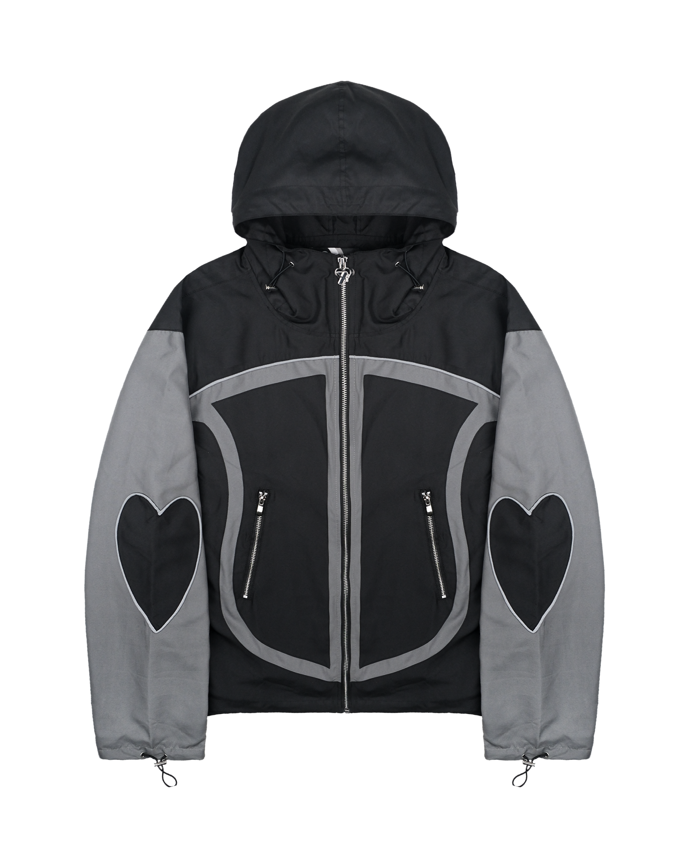 Freigestellte Front der Jacke mit symmetrischen grauen Einsätzen und zwei Reißverschlusstaschen. Auf beiden Ärmeln ist je ein appliziertes, schwarzes Herz mit grauer Umrandung sichtbar. Der Reißverschluss ist mittig und endet am hohen Kragen mit Kapuze.