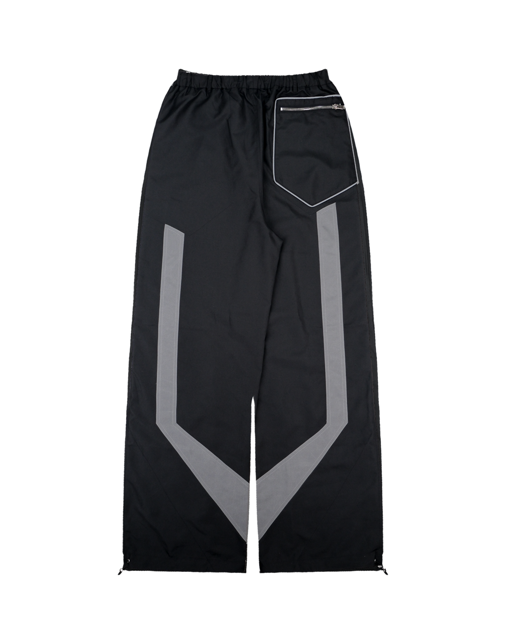 Rückansicht der Hose mit V-förmigem grauem Kontrastelement an beiden Beinen. Rechts befindet sich eine große Gesäßtasche mit Reißverschluss und grauer Umrandung. Der Bund ist elastisch gearbeitet, Beinabschlüsse mit Tunnelzug.