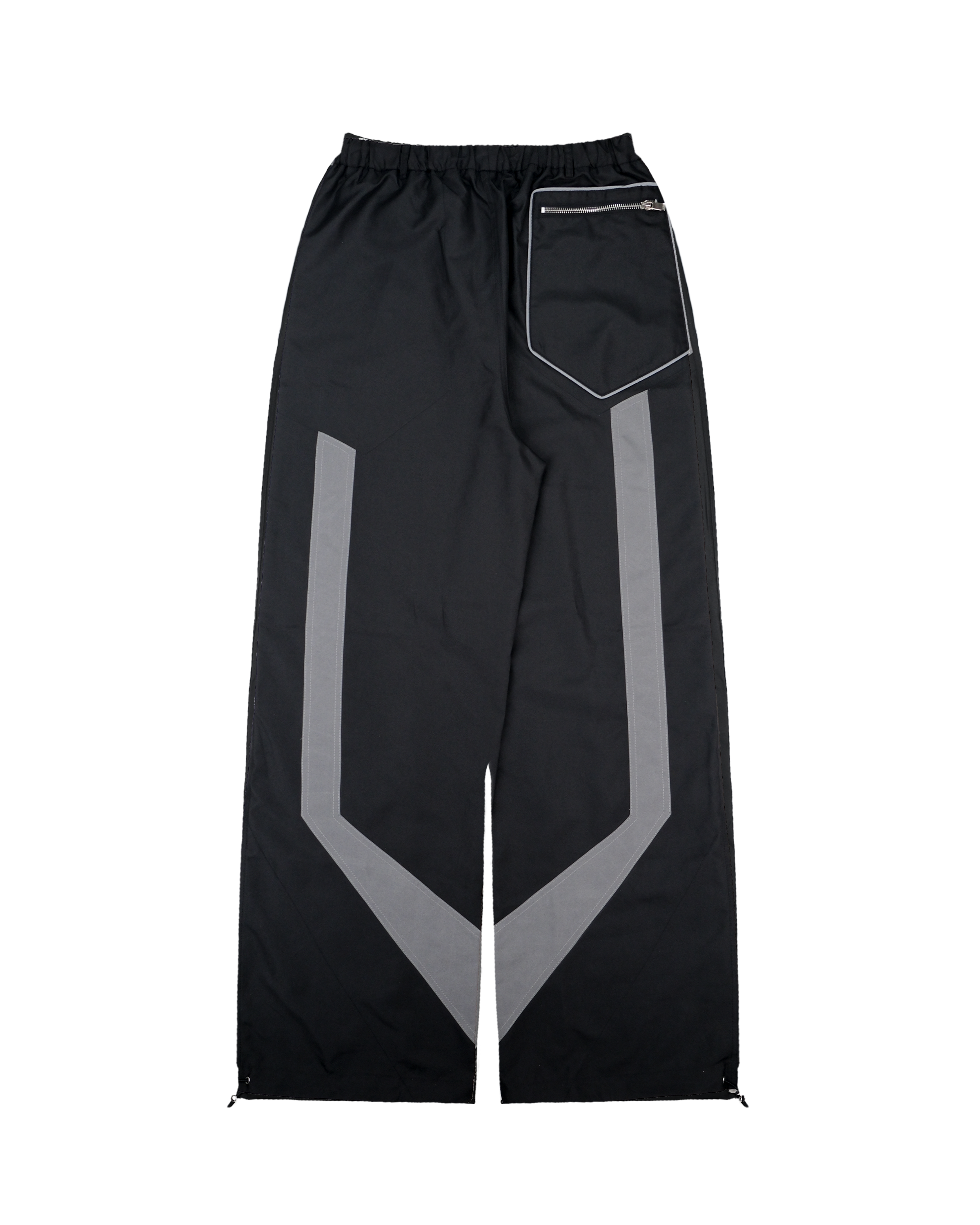 Rückansicht der Hose mit V-förmigem grauem Kontrastelement an beiden Beinen. Rechts befindet sich eine große Gesäßtasche mit Reißverschluss und grauer Umrandung. Der Bund ist elastisch gearbeitet, Beinabschlüsse mit Tunnelzug.