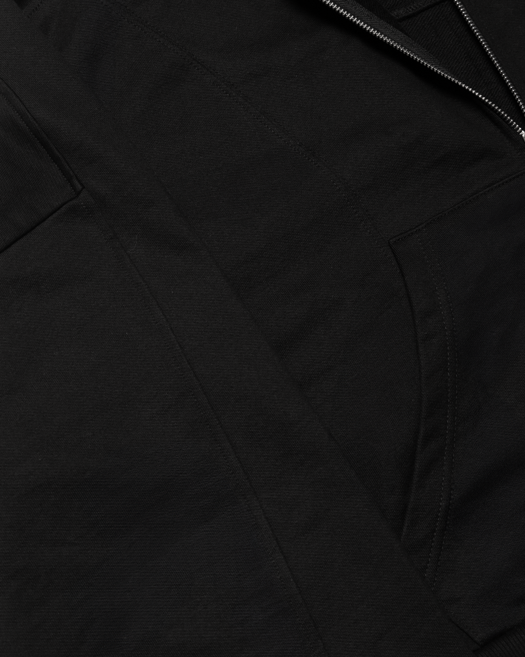 BASIC BLACK ZIP HOODIE
