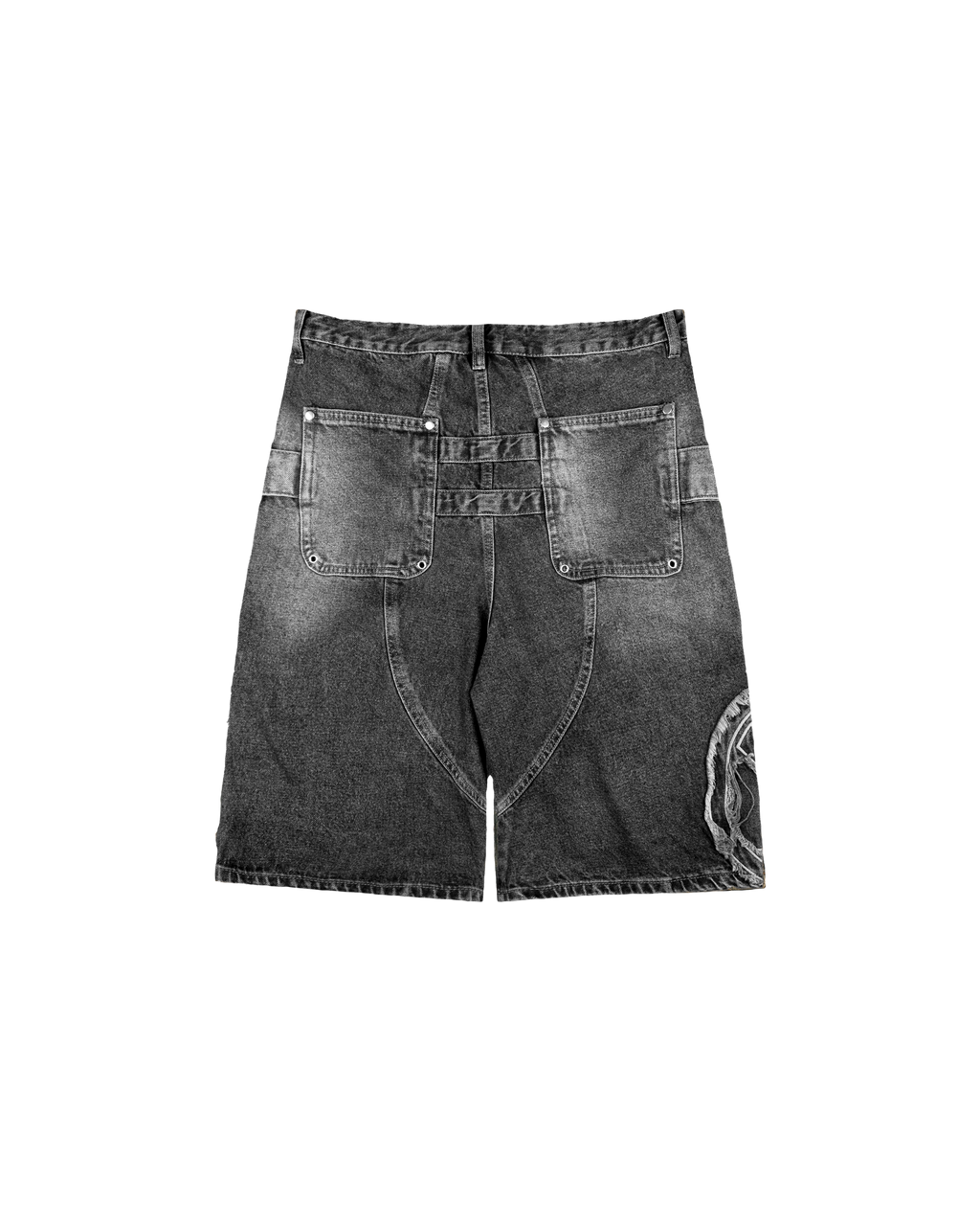 Freigestellte Rückansicht der grauen Jeansshorts. Die Rückseite zeigt zwei aufgesetzte Gesäßtaschen, eine markant geschwungene Nahtführung sowie das grafisch bestickte Patch auf dem rechten Bein.