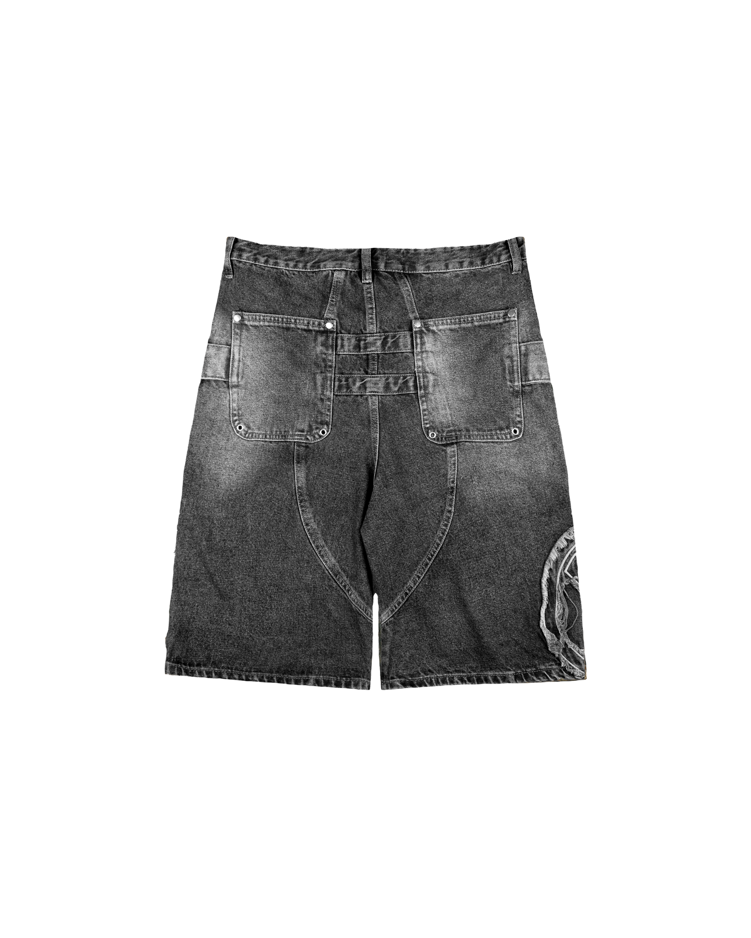 Freigestellte Rückansicht der grauen Jeansshorts. Die Rückseite zeigt zwei aufgesetzte Gesäßtaschen, eine markant geschwungene Nahtführung sowie das grafisch bestickte Patch auf dem rechten Bein.