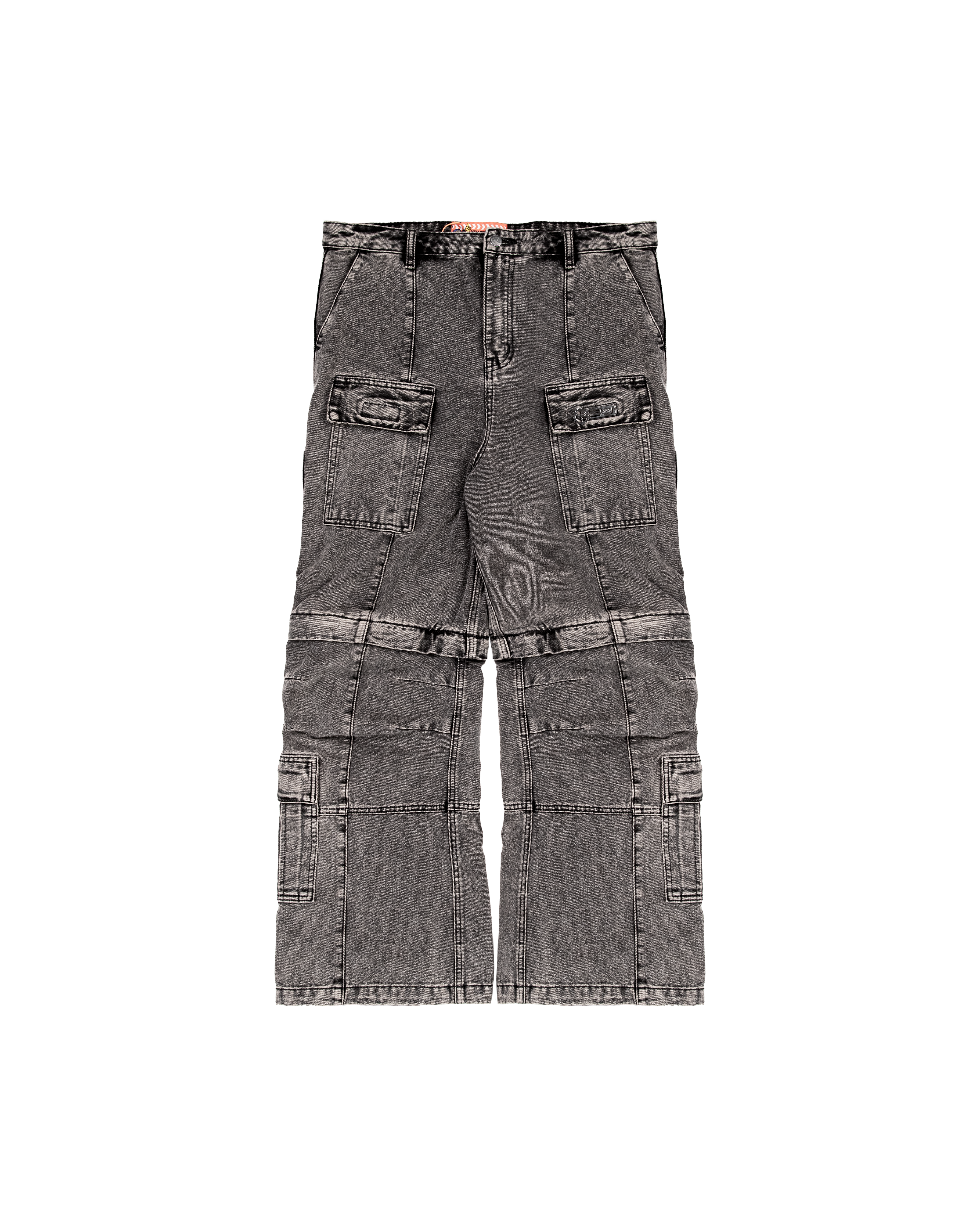 Freigestellte Ansicht einer hellgrauen Cargo-Jeanshose mit stark ausgewaschener Waschung. Die Hose ist im Workwear-Stil designt, mit mehreren aufgesetzten Taschen, markanten Teilungsnähten und einer geraden, leicht ausgestellten Beinform.