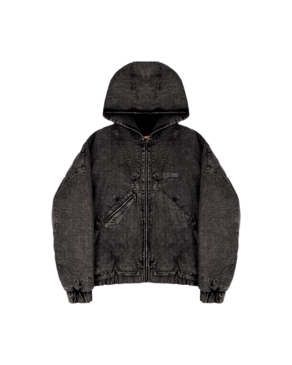 Freigestellte schwarze Kapuzenjacke aus Denim mit sichtbaren Ziernähten und Reißverschluss. Die Jacke hat zwei schräge Zippertaschen vorne, einen elastischen Saum und ein kleines Logo-Patch auf der linken Brust.