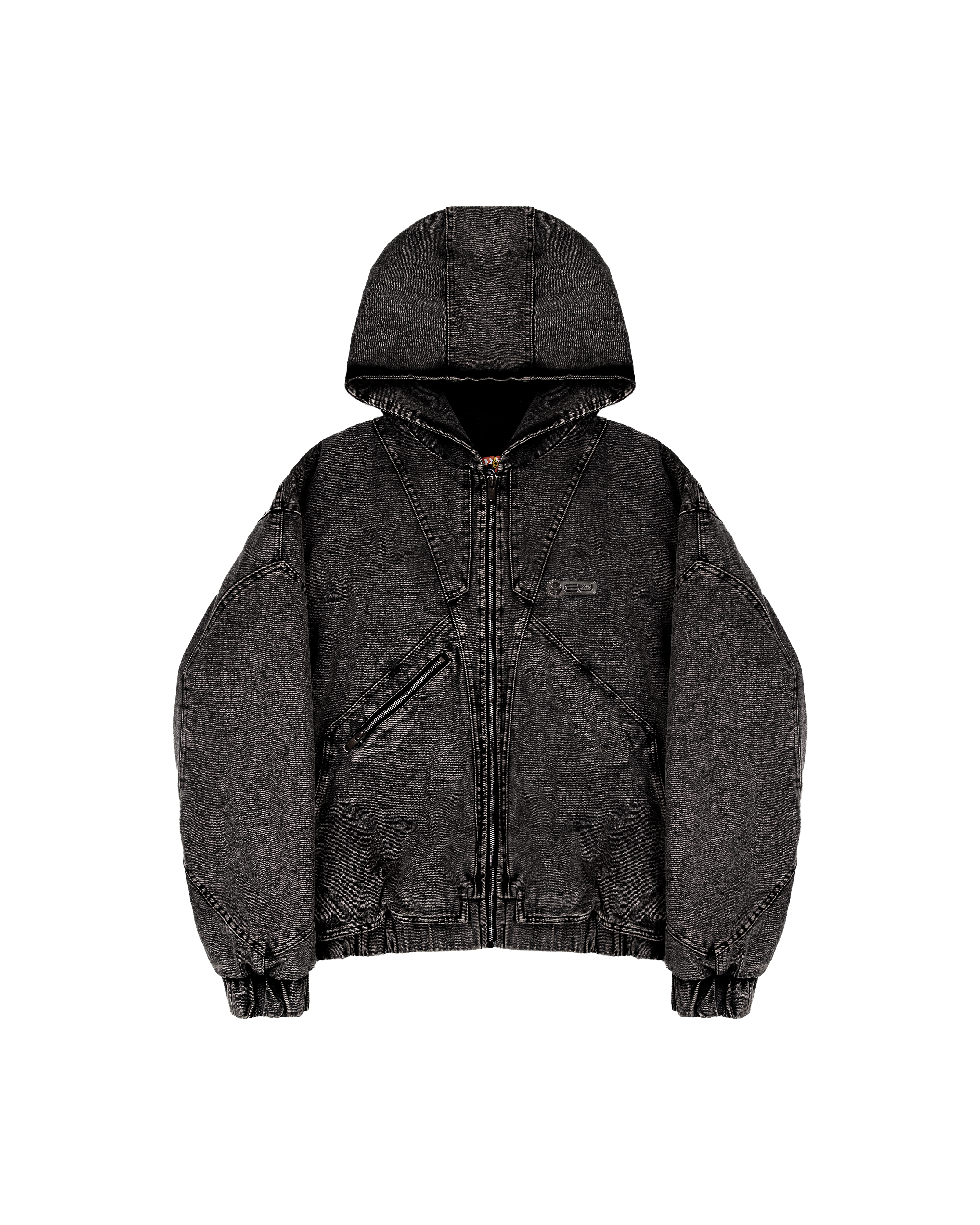 Freigestellte schwarze Kapuzenjacke aus Denim mit sichtbaren Ziernähten und Reißverschluss. Die Jacke hat zwei schräge Zippertaschen vorne, einen elastischen Saum und ein kleines Logo-Patch auf der linken Brust.