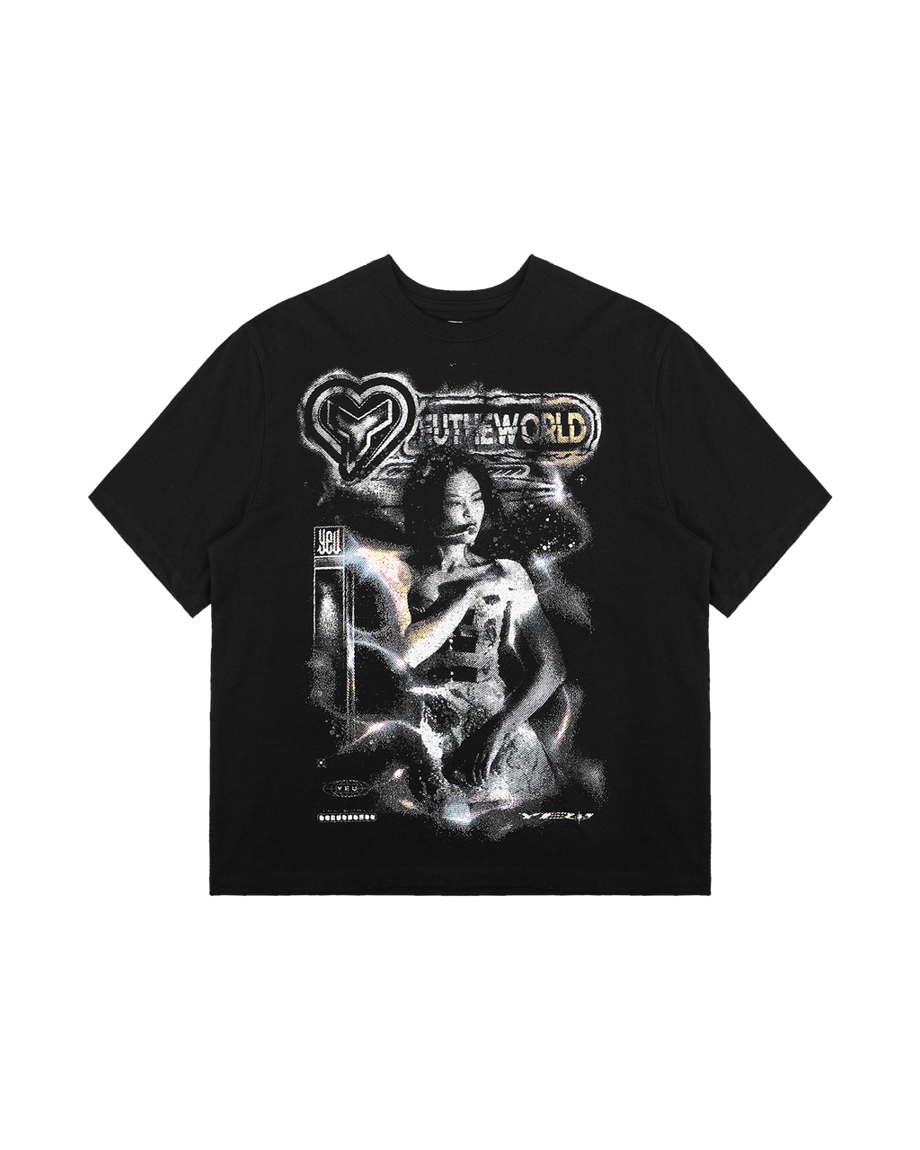Schwarzes T-Shirt mit auffälligem, großformatigem Frontprint im Stil eines Retro-Sci-Fi-Motivs. Der Druck zeigt eine monochrome Frauenfigur in futuristischer Pose, umgeben von glitzernden Lichtakzenten. Oben links befindet sich ein grafisches Herzlogo mit Pfeil, daneben der Schriftzug „YEU THE WORLD“ in weiß-gelbem Farbverlauf. Der Schnitt ist kastig mit Rundhalsausschnitt.