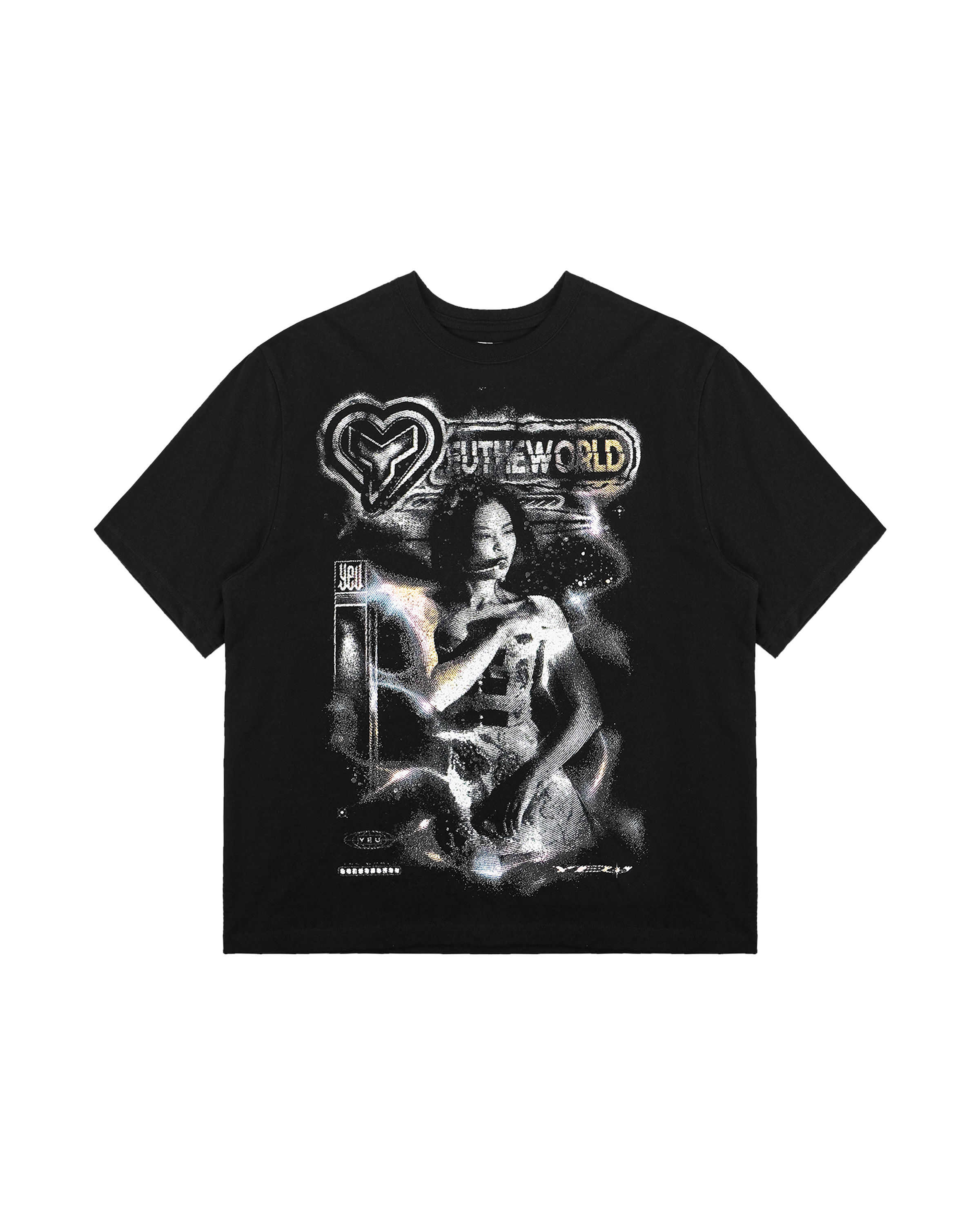 Schwarzes T-Shirt mit auffälligem, großformatigem Frontprint im Stil eines Retro-Sci-Fi-Motivs. Der Druck zeigt eine monochrome Frauenfigur in futuristischer Pose, umgeben von glitzernden Lichtakzenten. Oben links befindet sich ein grafisches Herzlogo mit Pfeil, daneben der Schriftzug „YEU THE WORLD“ in weiß-gelbem Farbverlauf. Der Schnitt ist kastig mit Rundhalsausschnitt.