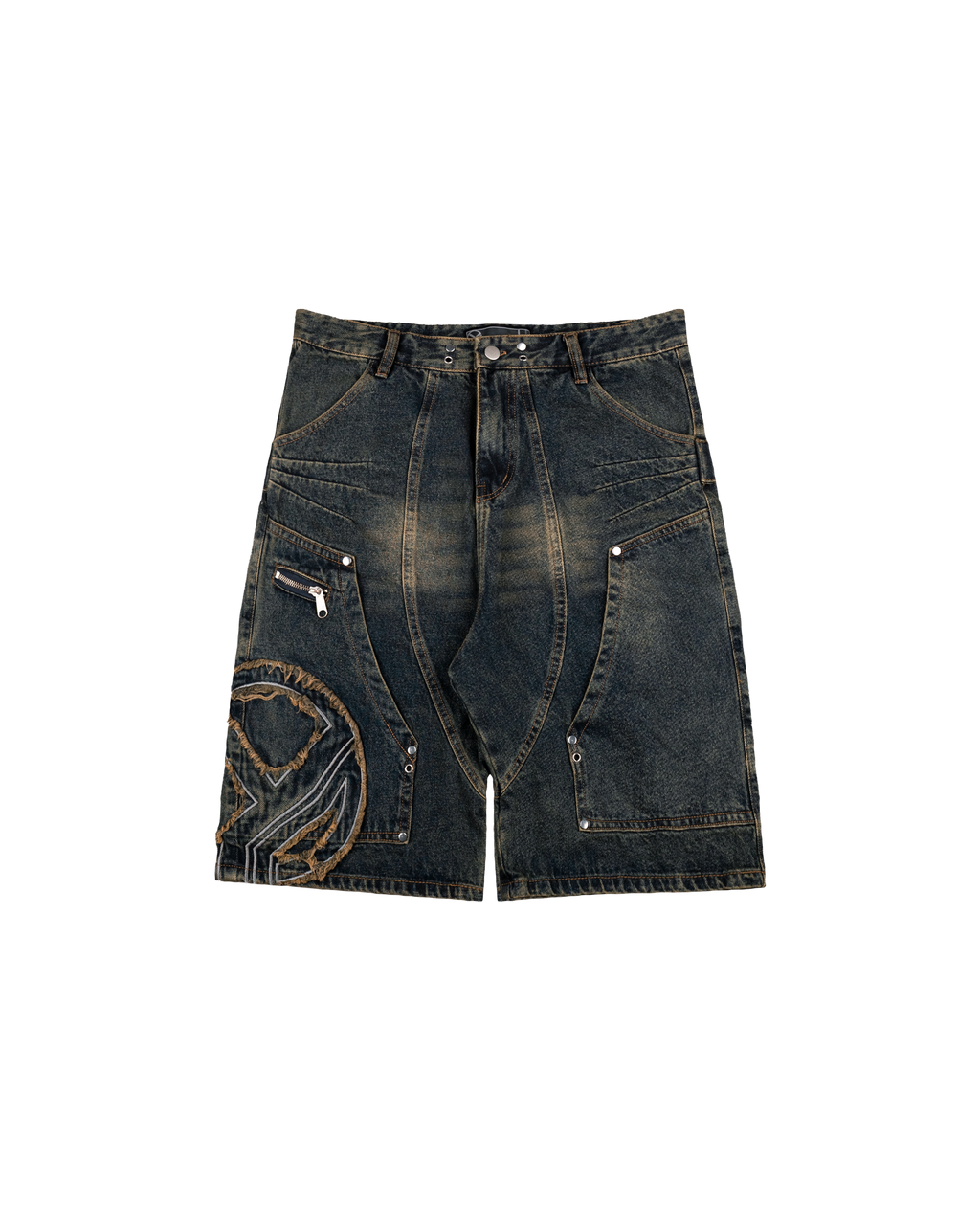 Dunkelblaue Denim-Shorts mit Used-Waschung, Ziernähten auf dem vorderen Beinbereich und auffälliger Fransengrafik in Kreisform am linken Oberschenkel. Zwei schräge Einschubtaschen und kleine Reißverschlusstasche auf der rechten Seite.