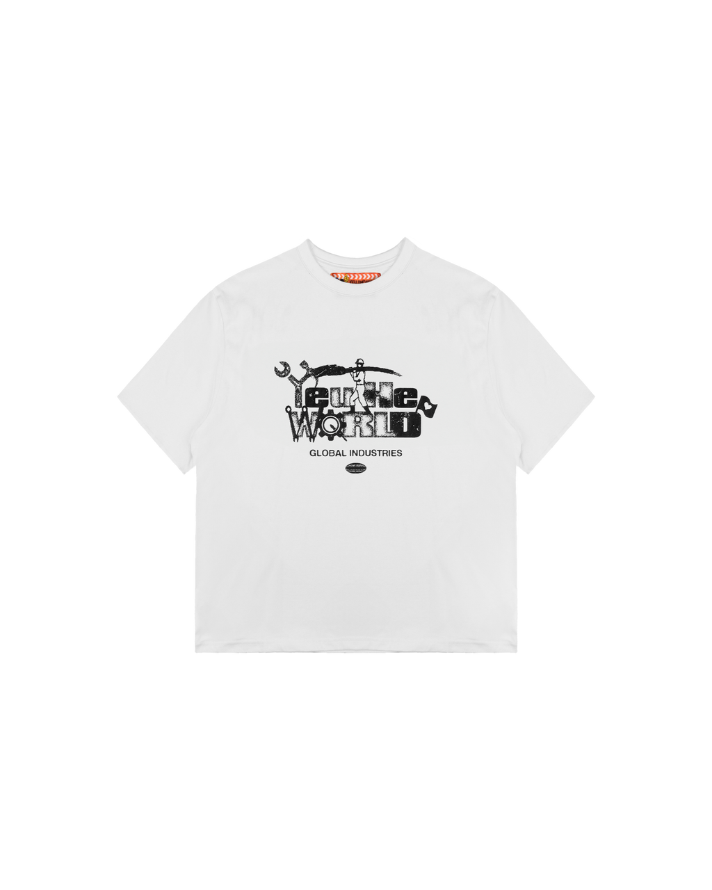 Freigestelltes weißes T-Shirt mit zentralem Print in Schwarz. Die Illustration kombiniert Schriftzug „FUTURE WORLD“ mit Symbolen wie Schraubenschlüssel, Säge und Mutter. Unterhalb steht „GLOBAL INDUSTRIES“ in Großbuchstaben.
