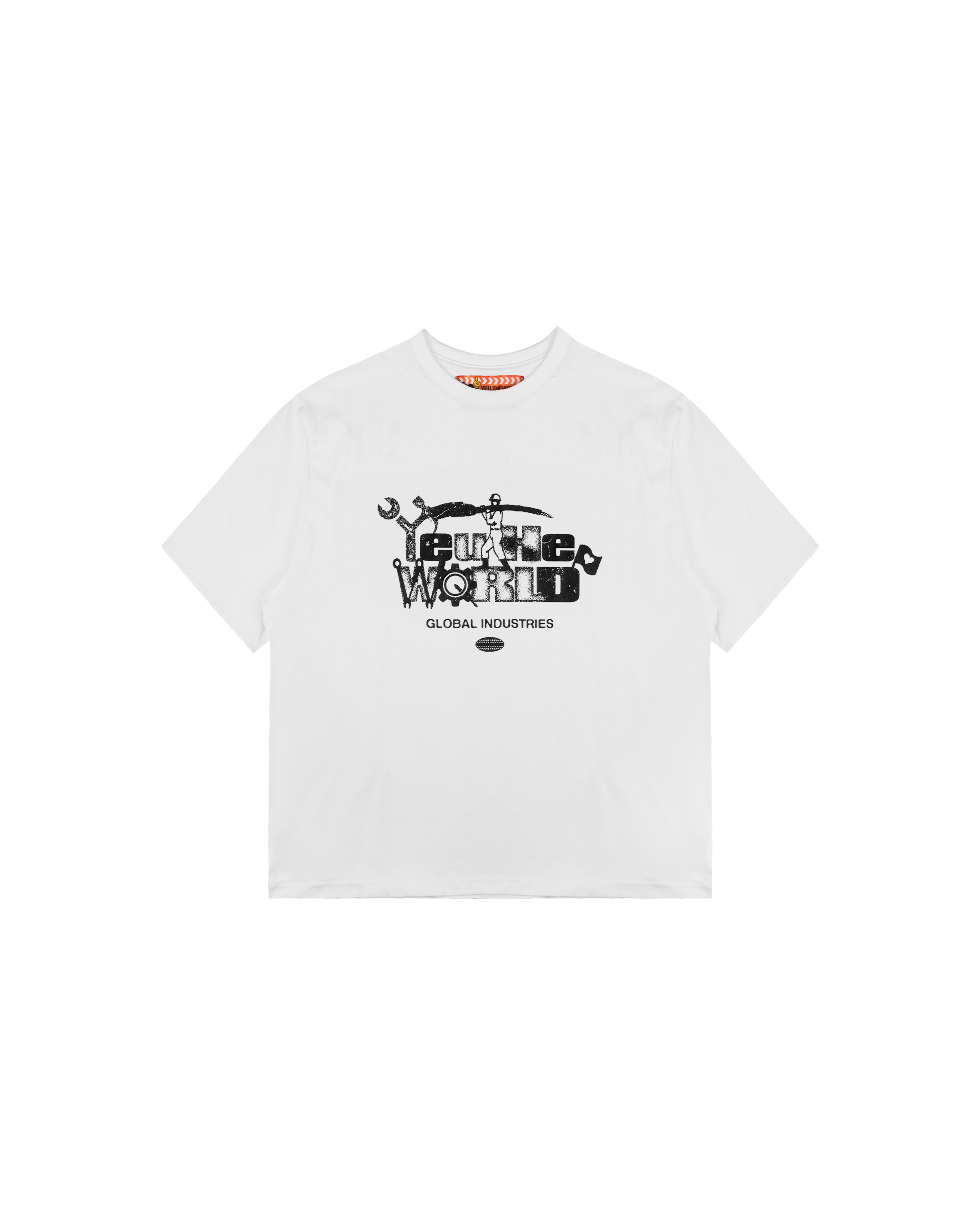 Freigestelltes weißes T-Shirt mit zentralem Print in Schwarz. Die Illustration kombiniert Schriftzug „FUTURE WORLD“ mit Symbolen wie Schraubenschlüssel, Säge und Mutter. Unterhalb steht „GLOBAL INDUSTRIES“ in Großbuchstaben.
