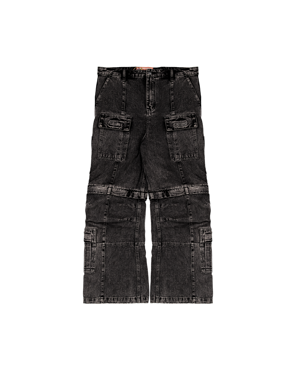Schwarze Cargohose aus schwerem Denim mit starkem Stonewashed-Effekt. Das Design zeigt große, aufgesetzte Taschen auf dem Oberschenkel mit Klappen und Ziernähten sowie Teilungsnähte im Kniebereich. Die Hosenbeine sind weit geschnitten und am Saum leicht ausgestellt.