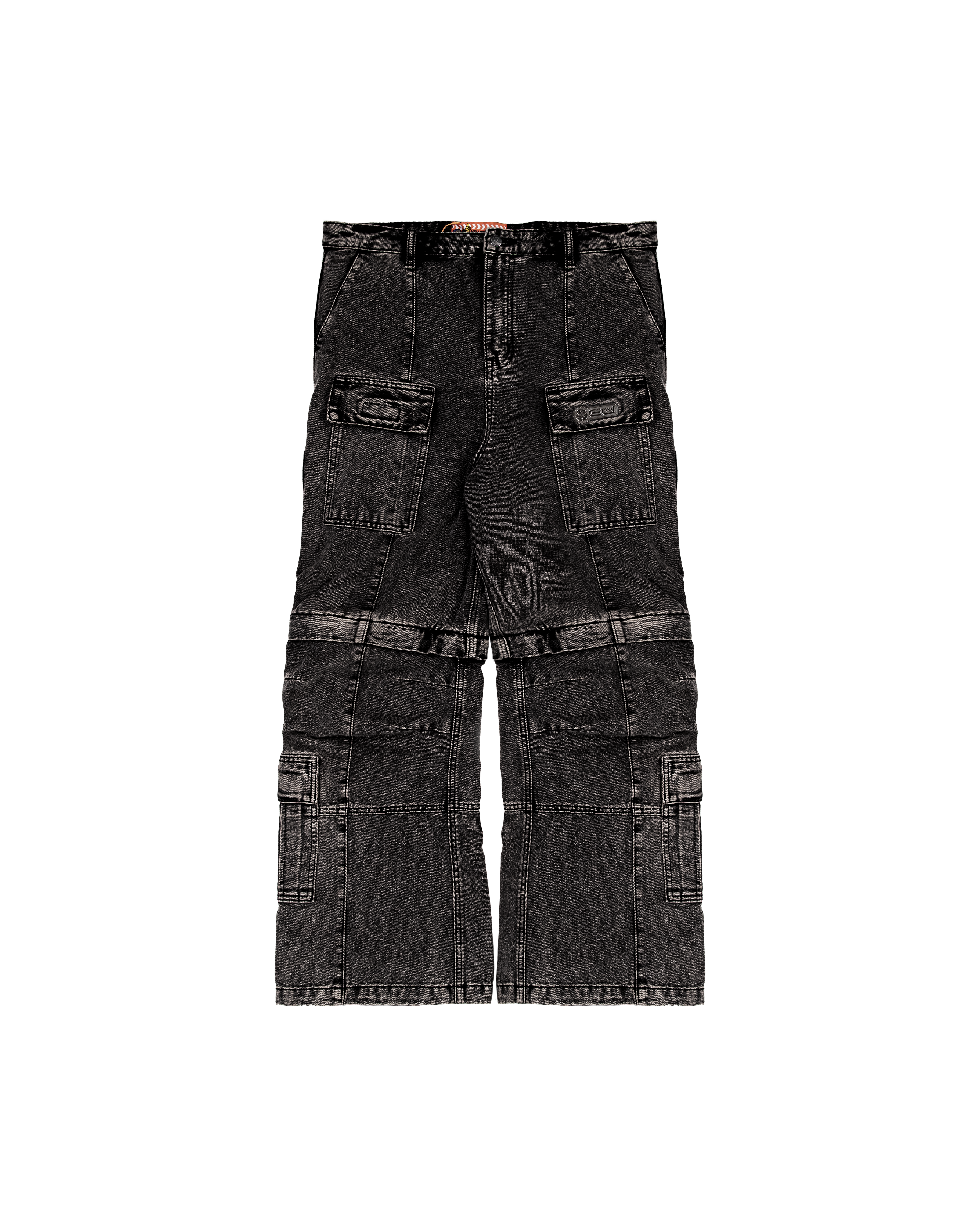 Schwarze Cargohose aus schwerem Denim mit starkem Stonewashed-Effekt. Das Design zeigt große, aufgesetzte Taschen auf dem Oberschenkel mit Klappen und Ziernähten sowie Teilungsnähte im Kniebereich. Die Hosenbeine sind weit geschnitten und am Saum leicht ausgestellt.