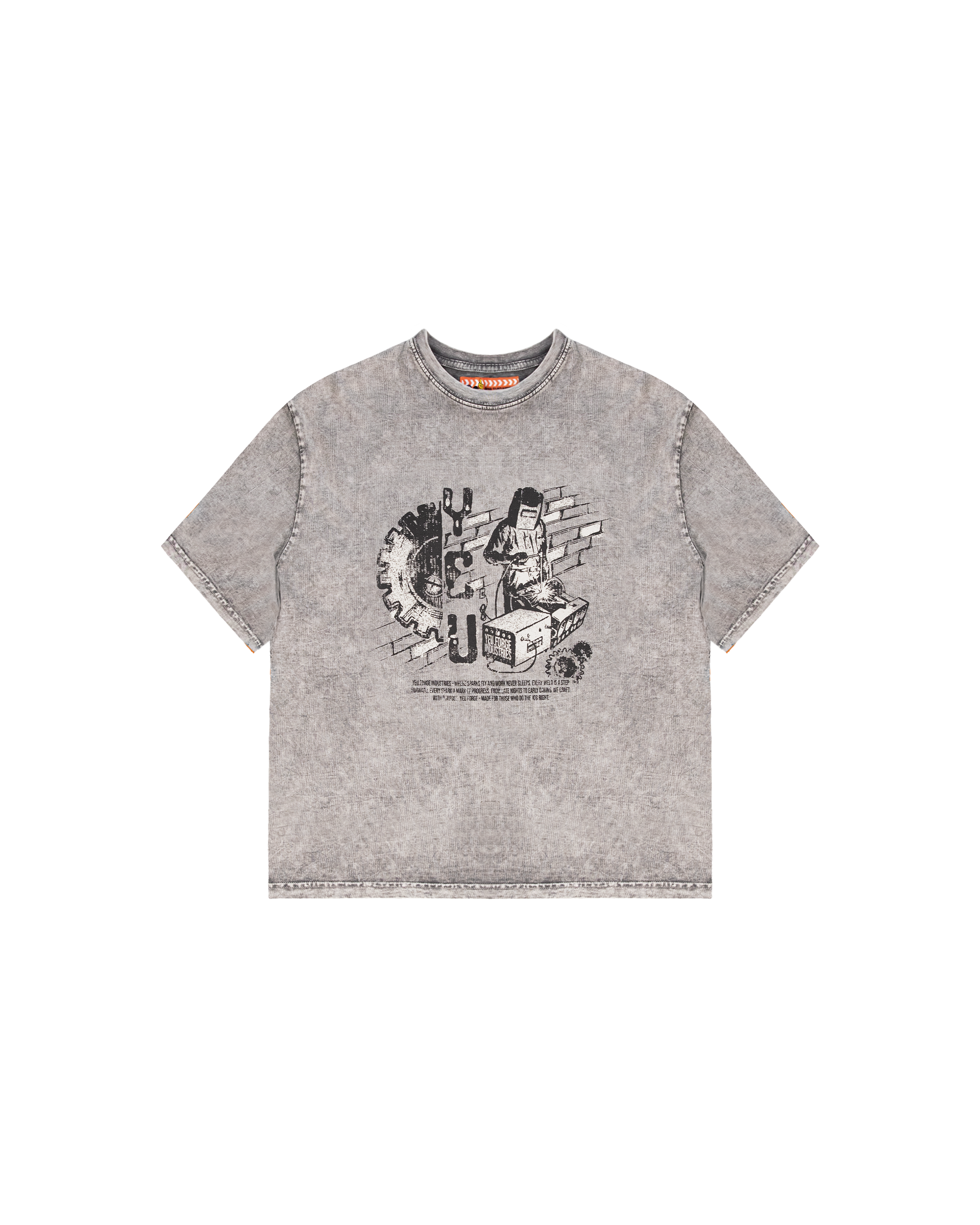 Freigestelltes graues T-Shirt mit verwaschener Oberfläche und schwarzem Frontprint eines stilisierten Schweißers vor Zahnrad und Ziegelmauer.