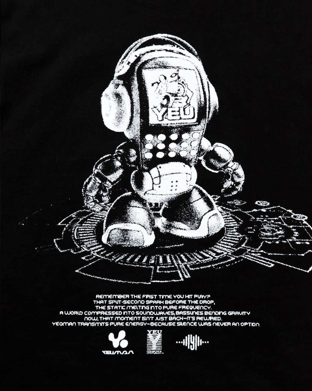 Detailansicht des Roboter-Prints auf dem schwarzen Shirt. Zu sehen ist ein weißer Roboter mit Kopfhörern inmitten grafischer Linien, darunter ein längerer Textabschnitt in weißer Schrift mit mehreren Logos.