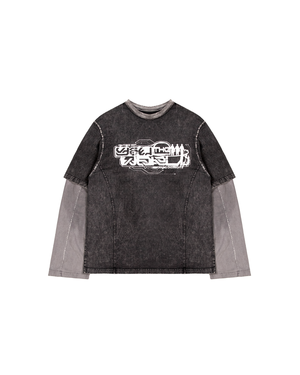 Freigestelltes Layering-Shirt in Schwarz mit kurzem Oversleeve-Design. Der Body ist aus verwaschenem schwarzem Stoff, während die langen Ärmel in einem helleren Grauton abgesetzt sind. Auf der Brust befindet sich ein großflächiger, weißer Frontprint mit technoidem Schriftzug „WORKING OVERNIGHT“.