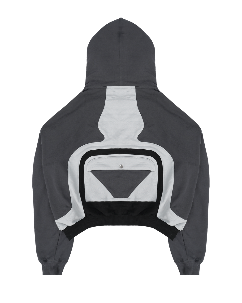 Dunkelgrauer Hoodie mit großem, grafischem Rückenelement in Herzform-Optik. Mittig befindet sich eine applizierte Dreiecksform mit darüberliegender Taschenklappe und silbernem Druckknopf. Weiße und schwarze Stoffbahnen rahmen das Design symmetrisch ein. Breiter weißer Streifen verläuft von der Kapuze in das Rückenmuster. Bündchen gerippt, Nähte präzise.