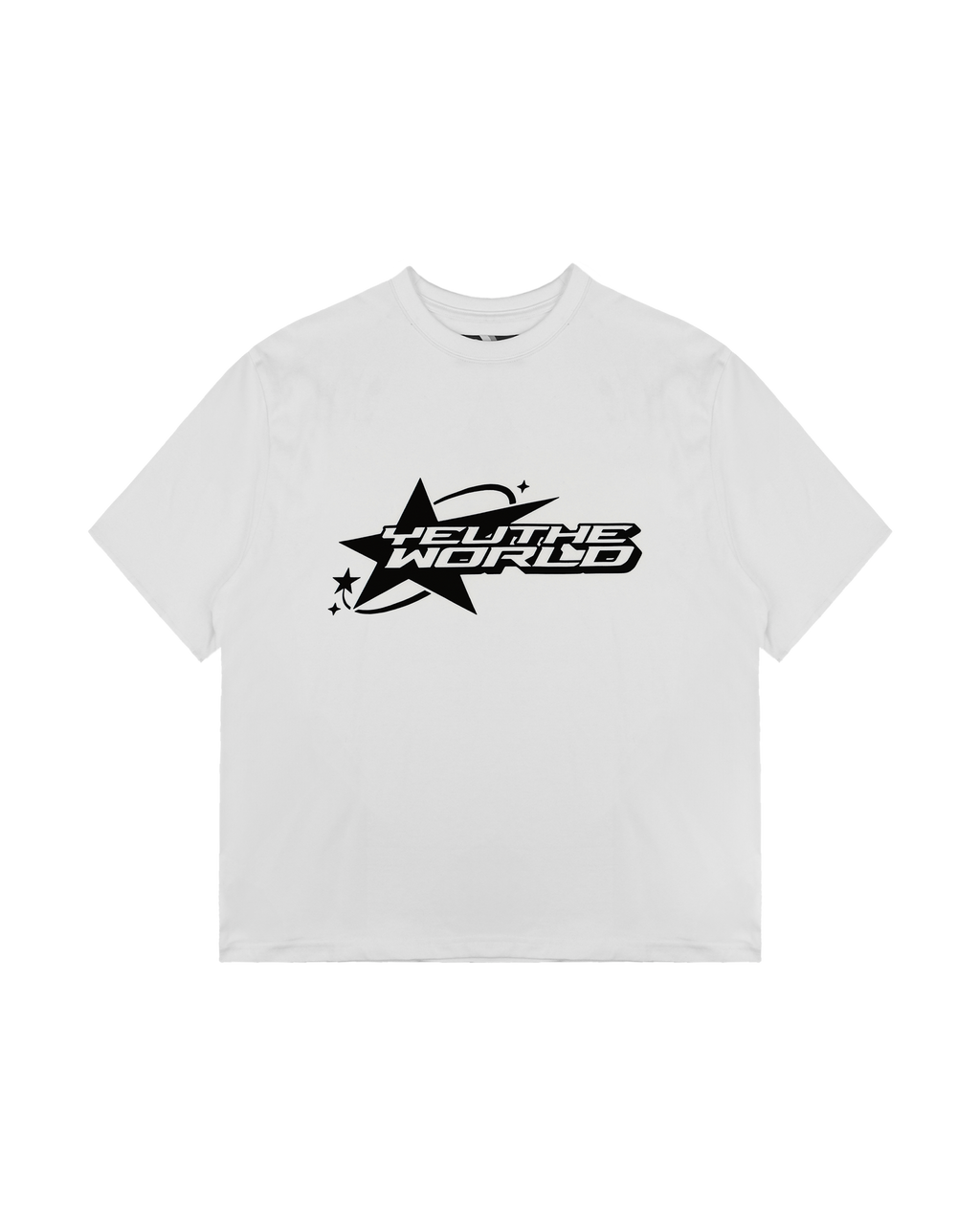 Freigestellte Ansicht des weißen T-Shirts mit mittigem Print. Das Motiv zeigt ein dynamisches Stern-Design mit dem Schriftzug „YEU THE WORLD“ in fetter, kantiger Schrift. Drei kleinere Sterne ergänzen das Design auf der linken Seite. Rundhalsausschnitt, gerade geschnittene Ärmel und Saum.