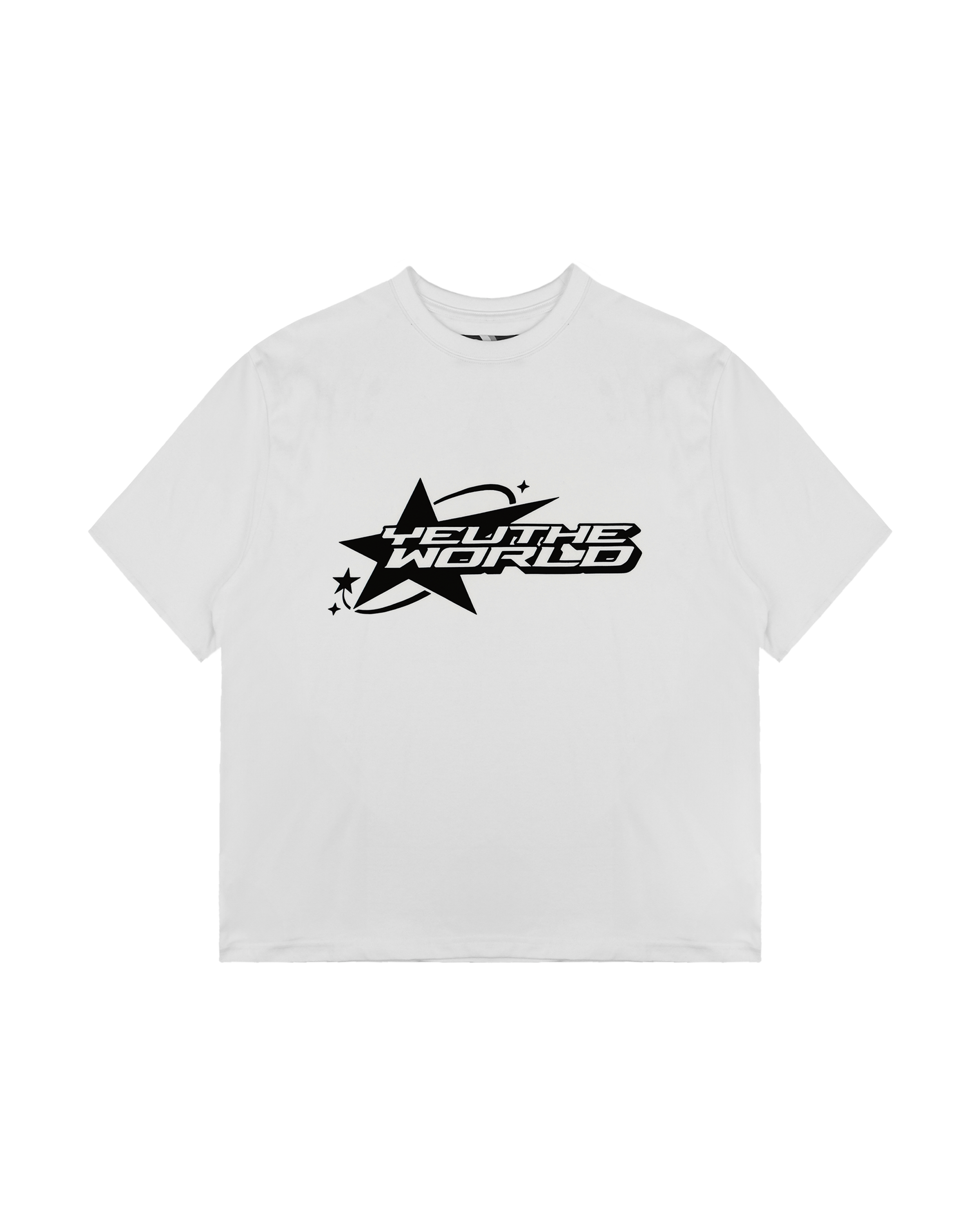 Freigestellte Ansicht des weißen T-Shirts mit mittigem Print. Das Motiv zeigt ein dynamisches Stern-Design mit dem Schriftzug „YEU THE WORLD“ in fetter, kantiger Schrift. Drei kleinere Sterne ergänzen das Design auf der linken Seite. Rundhalsausschnitt, gerade geschnittene Ärmel und Saum.