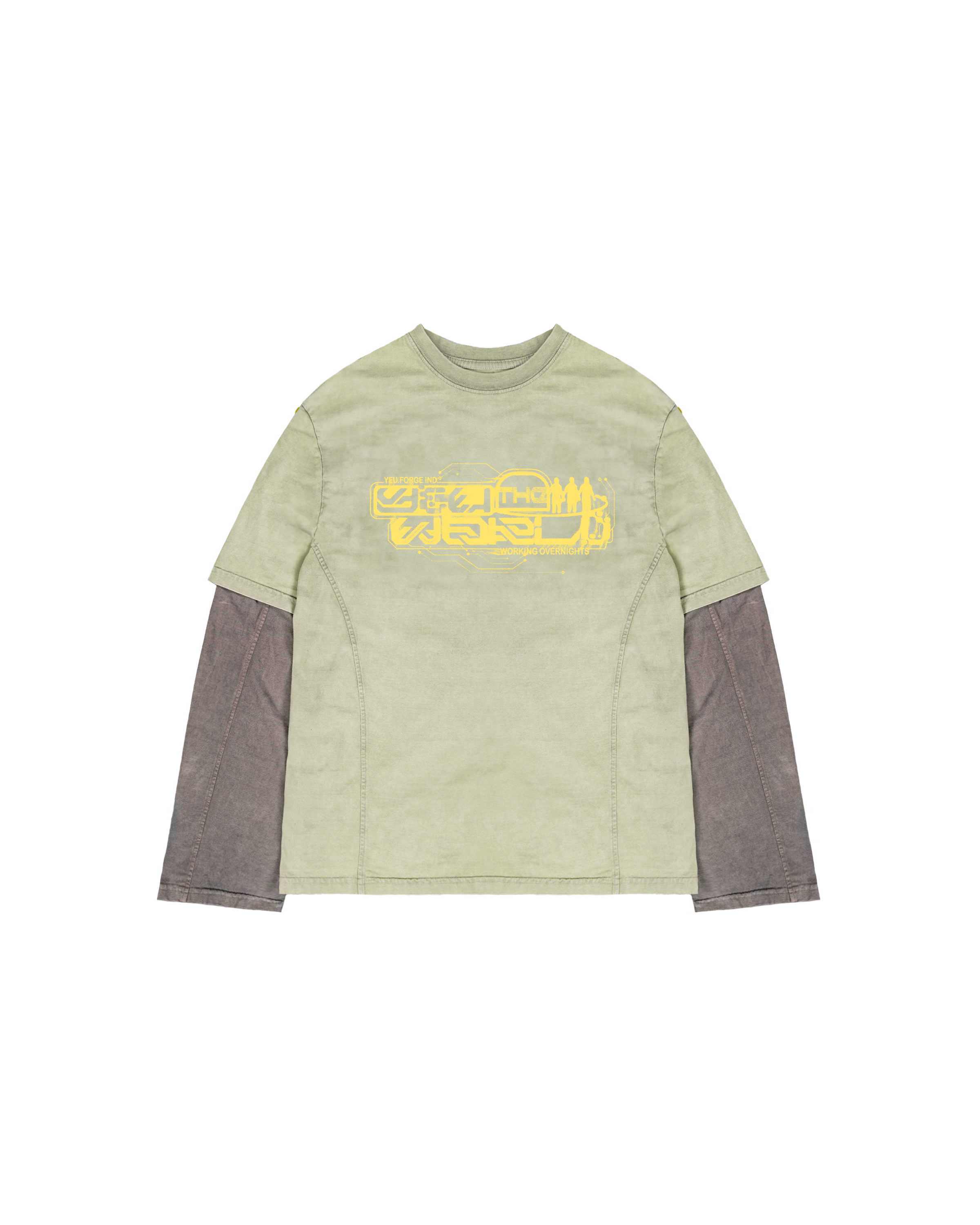 Freigestellte Vorderansicht eines olivgrünen Layer-Langarmshirts mit gelbem Print auf der Brust. Das Shirt hat kurze Ärmel über dunkelgrauen Langarm-Ärmeln und seitliche Teilungsnähte.